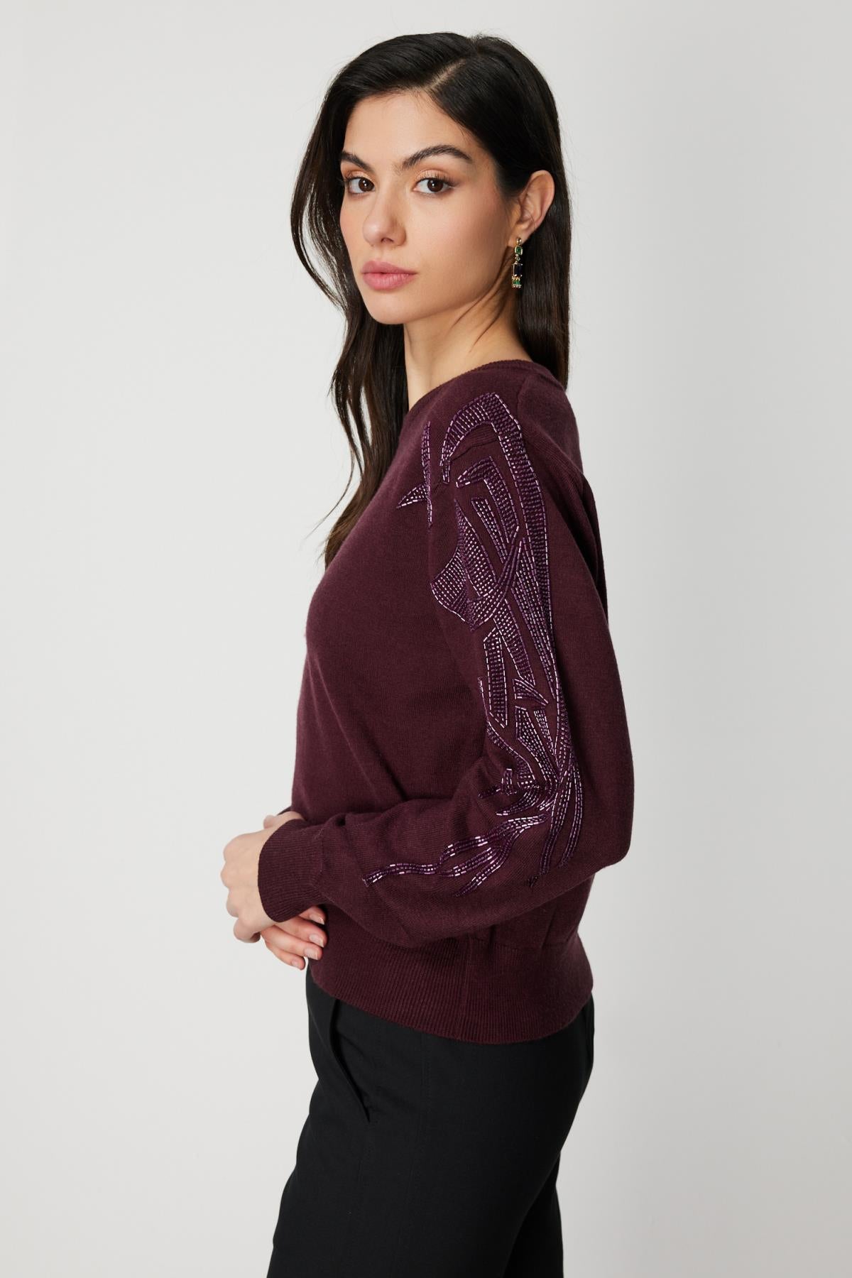 كنزة صوفية برقبة دائرية مزينة بحجر على الكتف