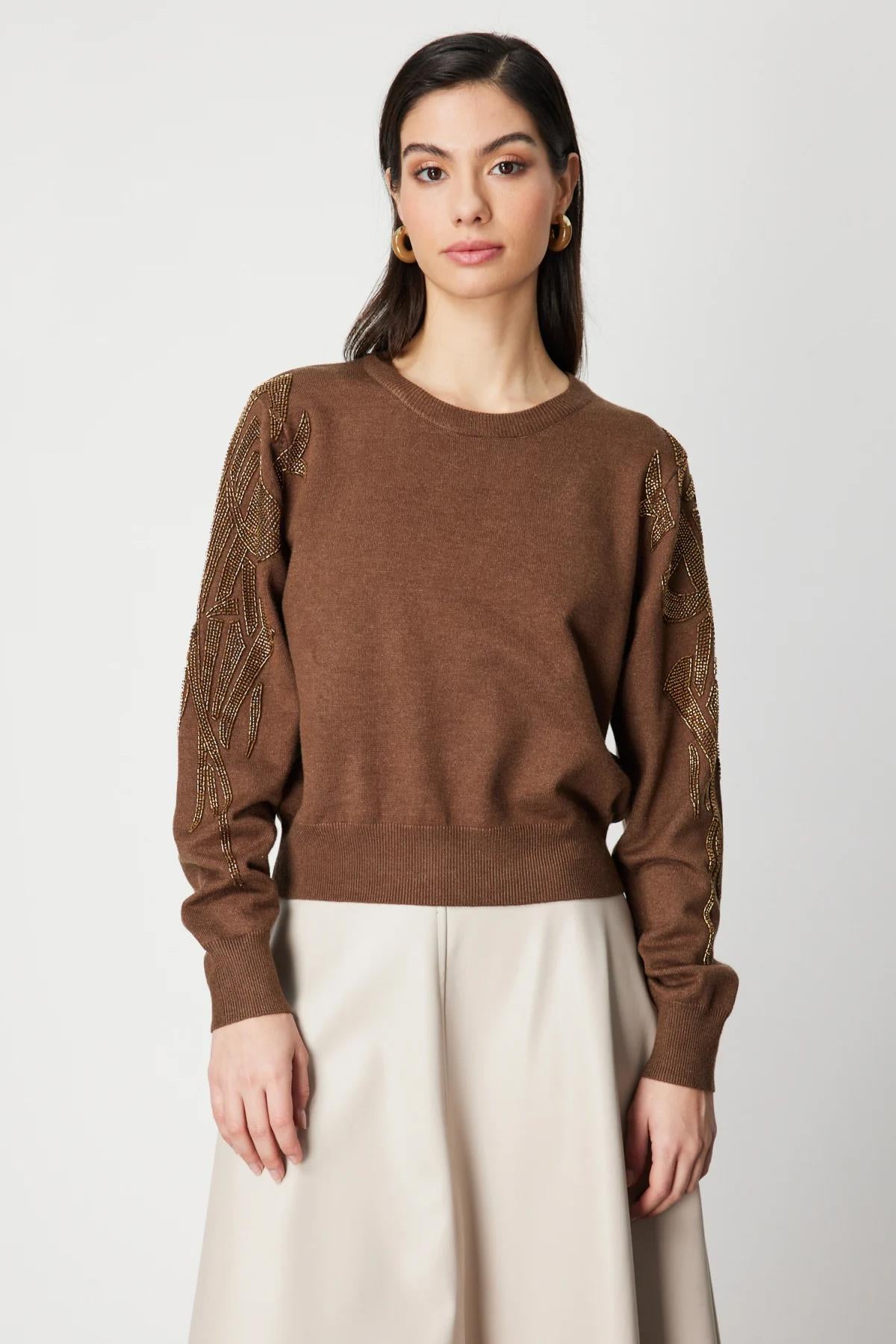 كنزة صوفية برقبة دائرية مزينة بحجر على الكتف