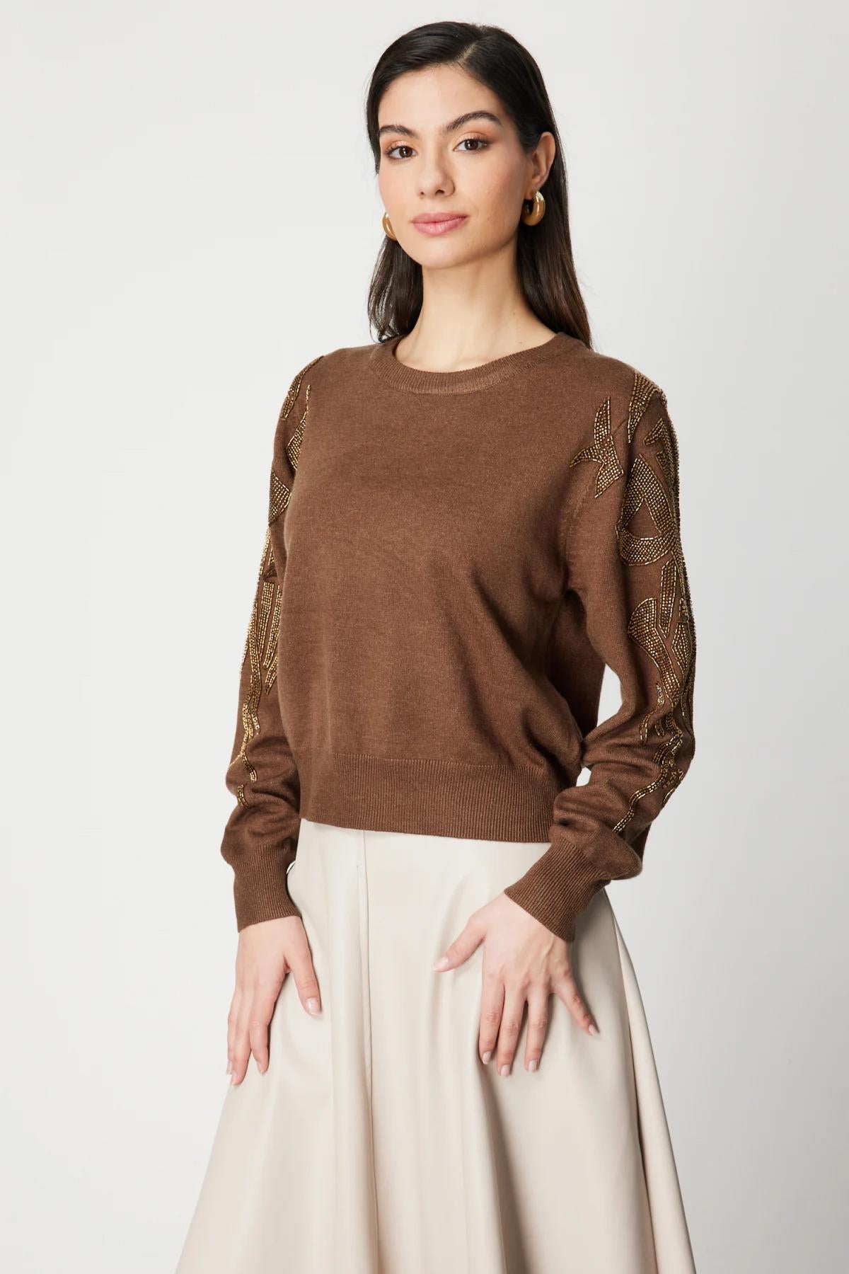 كنزة صوفية برقبة دائرية مزينة بحجر على الكتف