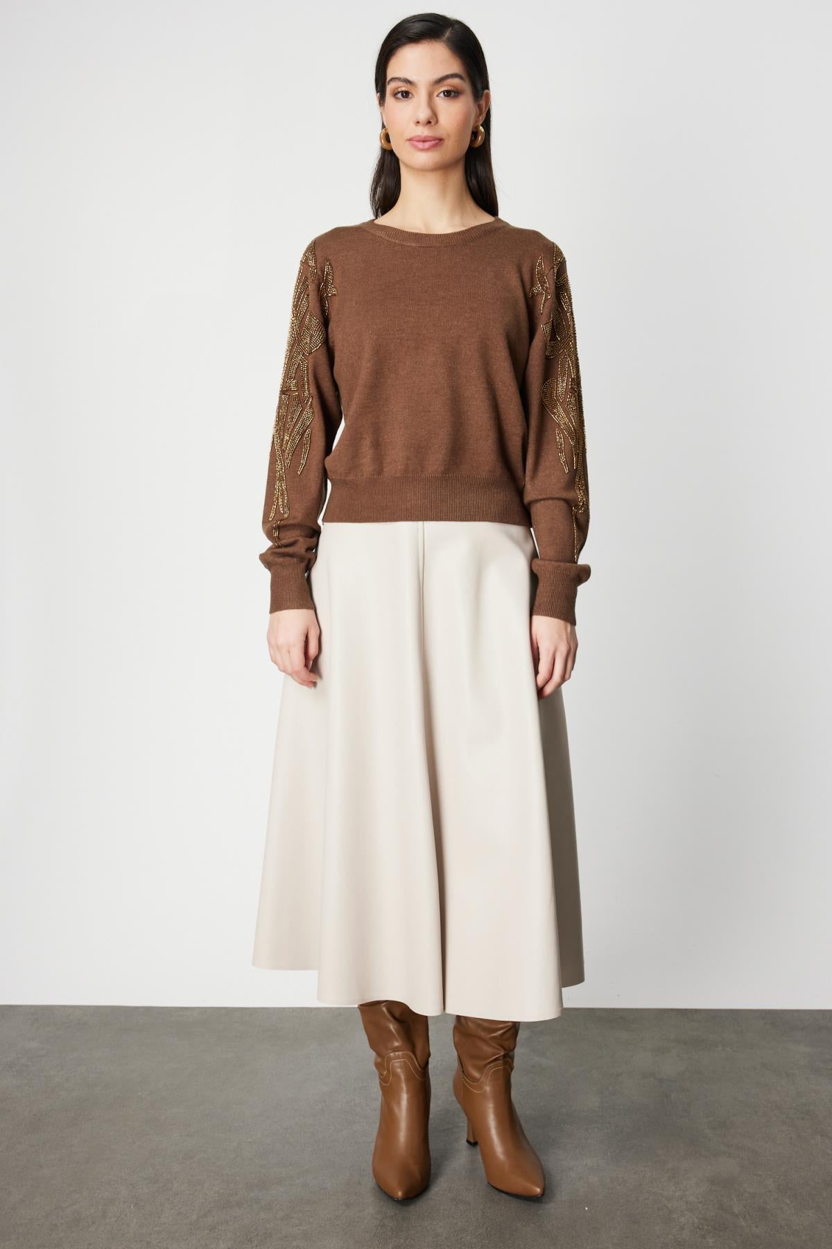 كنزة صوفية برقبة دائرية مزينة بحجر على الكتف