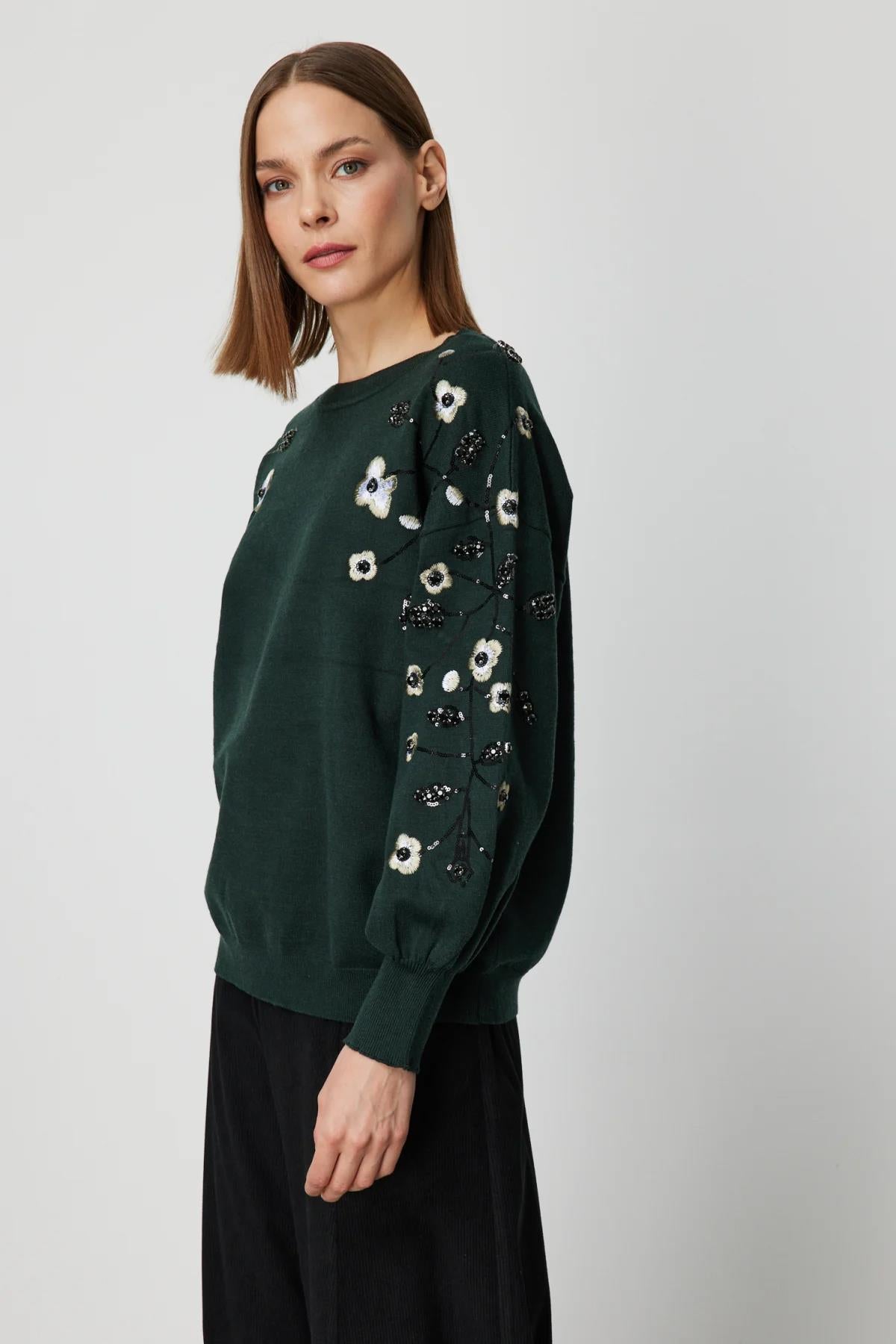 كنزة صوفية محبوكة بأكمام واسعة مطرزة بالزهور