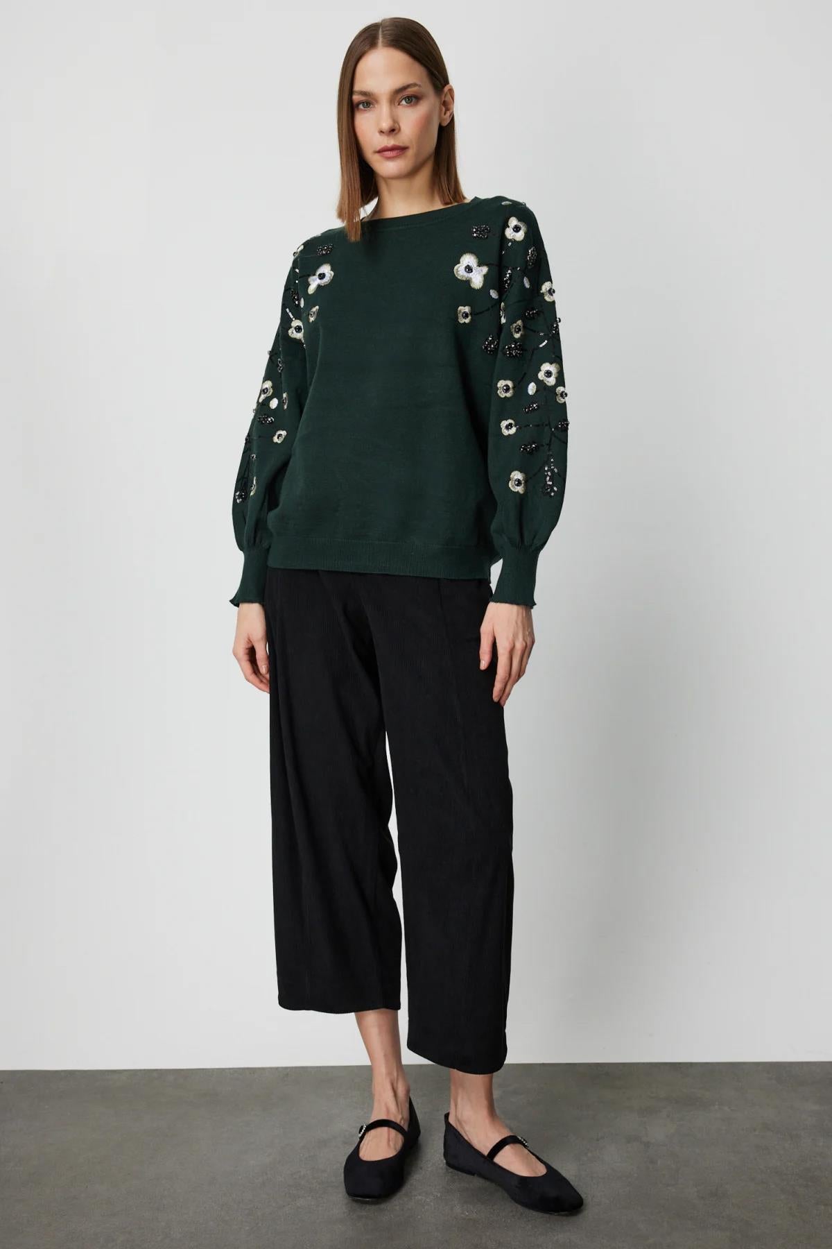 كنزة صوفية محبوكة بأكمام واسعة مطرزة بالزهور