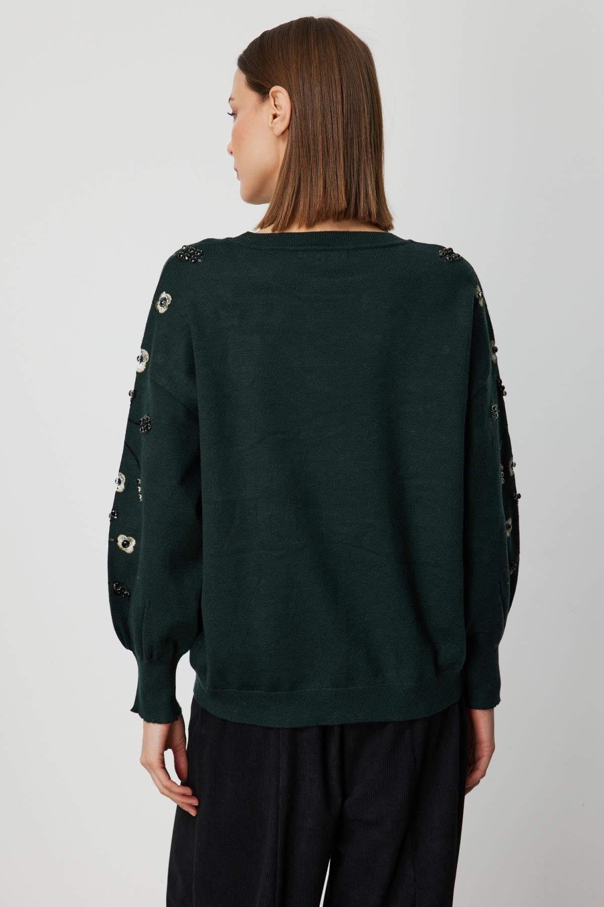 كنزة صوفية محبوكة بأكمام واسعة مطرزة بالزهور