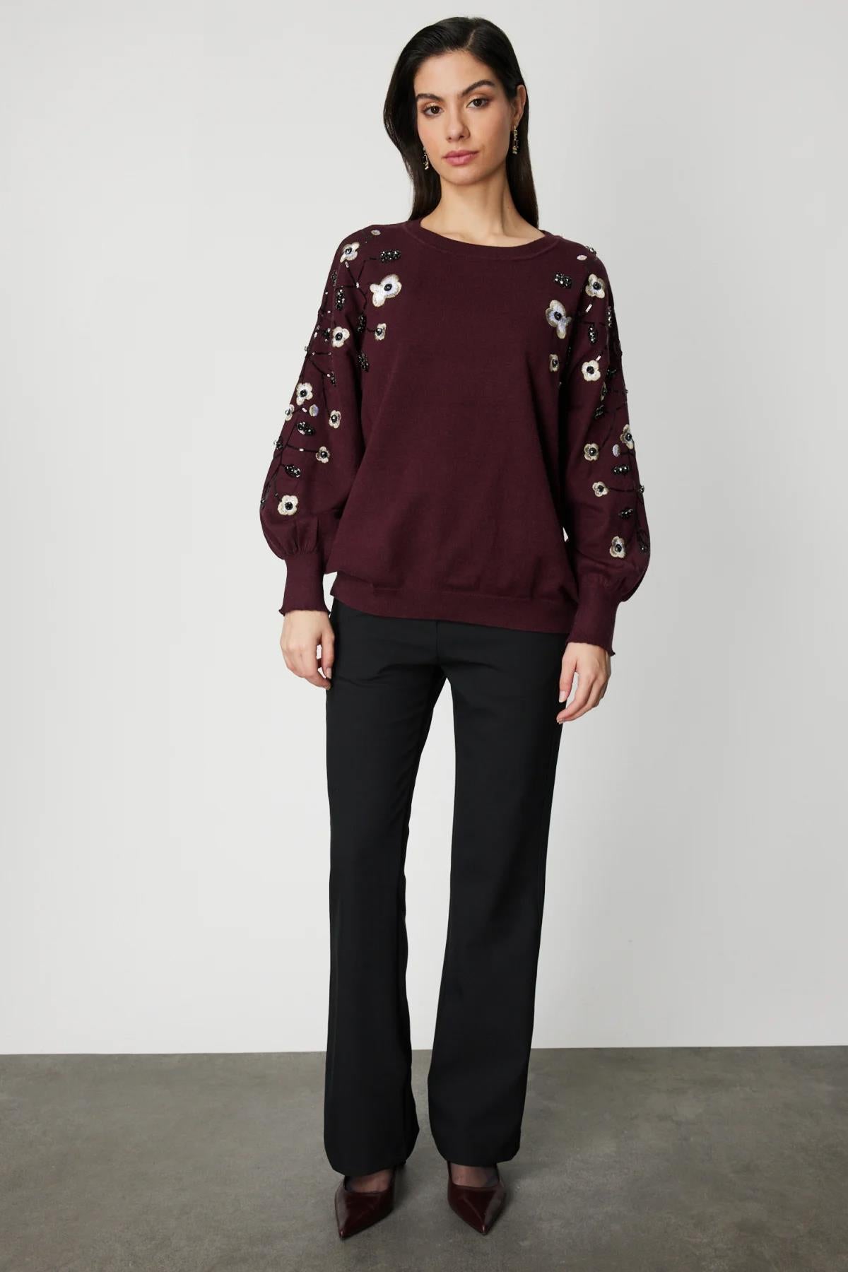 كنزة صوفية محبوكة بأكمام واسعة مطرزة بالزهور