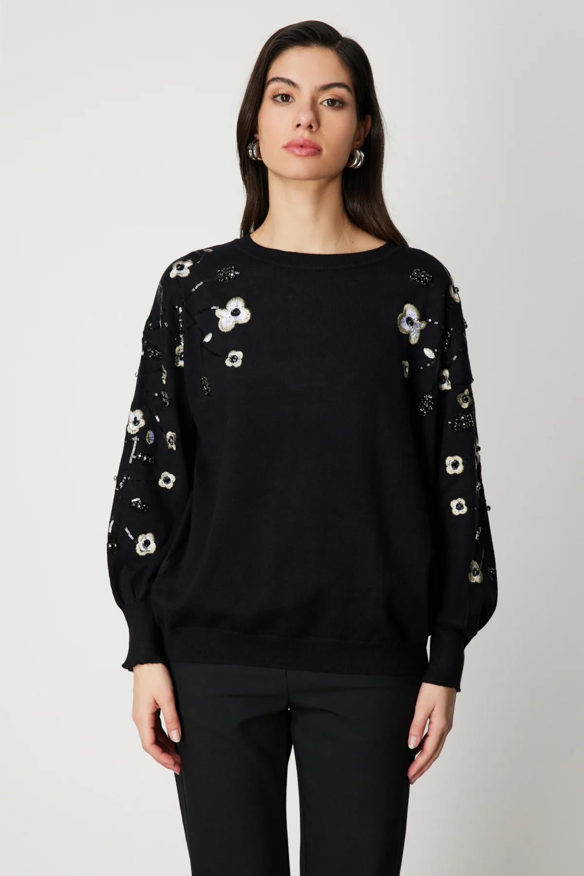 كنزة صوفية محبوكة بأكمام واسعة مطرزة بالزهور