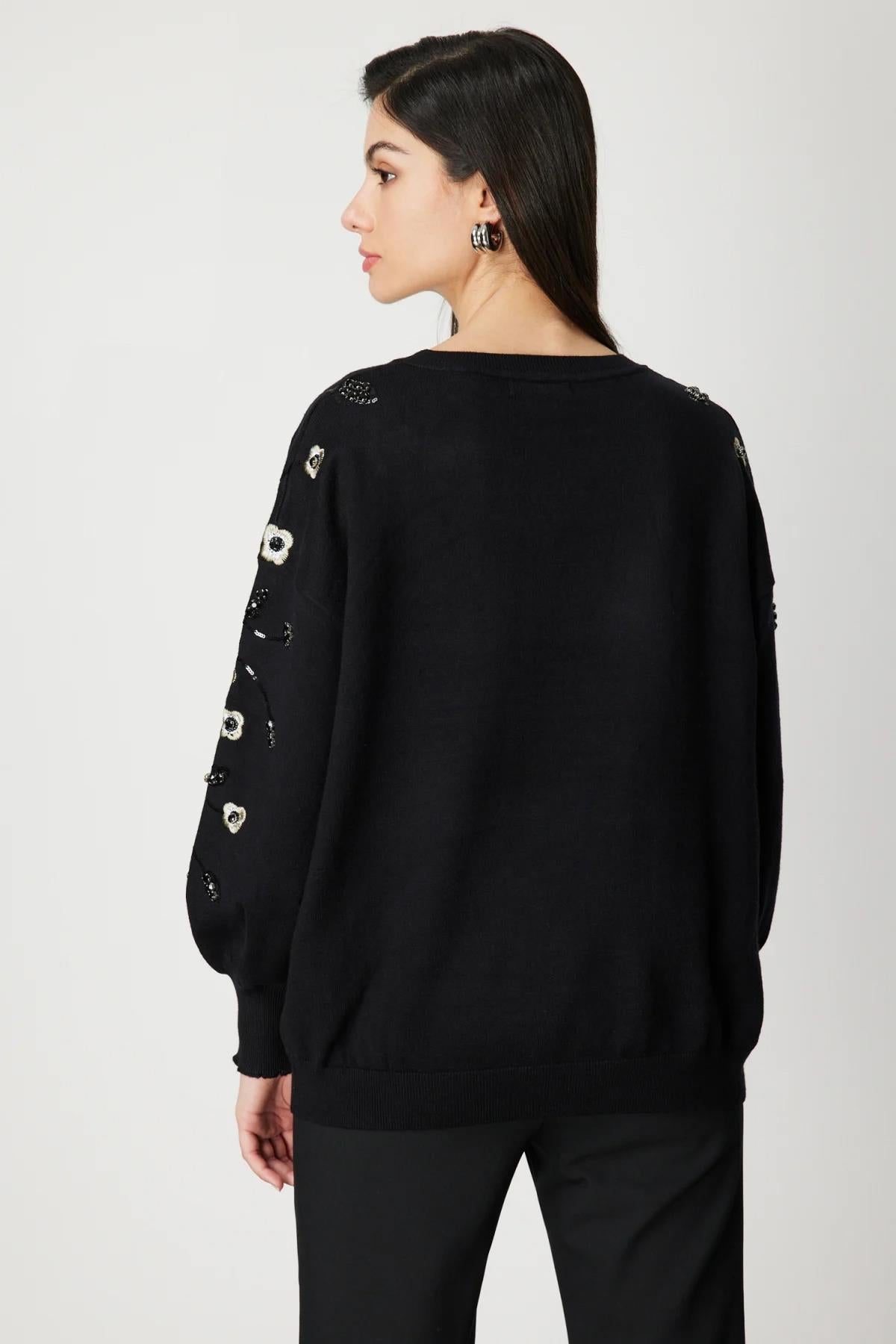 كنزة صوفية محبوكة بأكمام واسعة مطرزة بالزهور