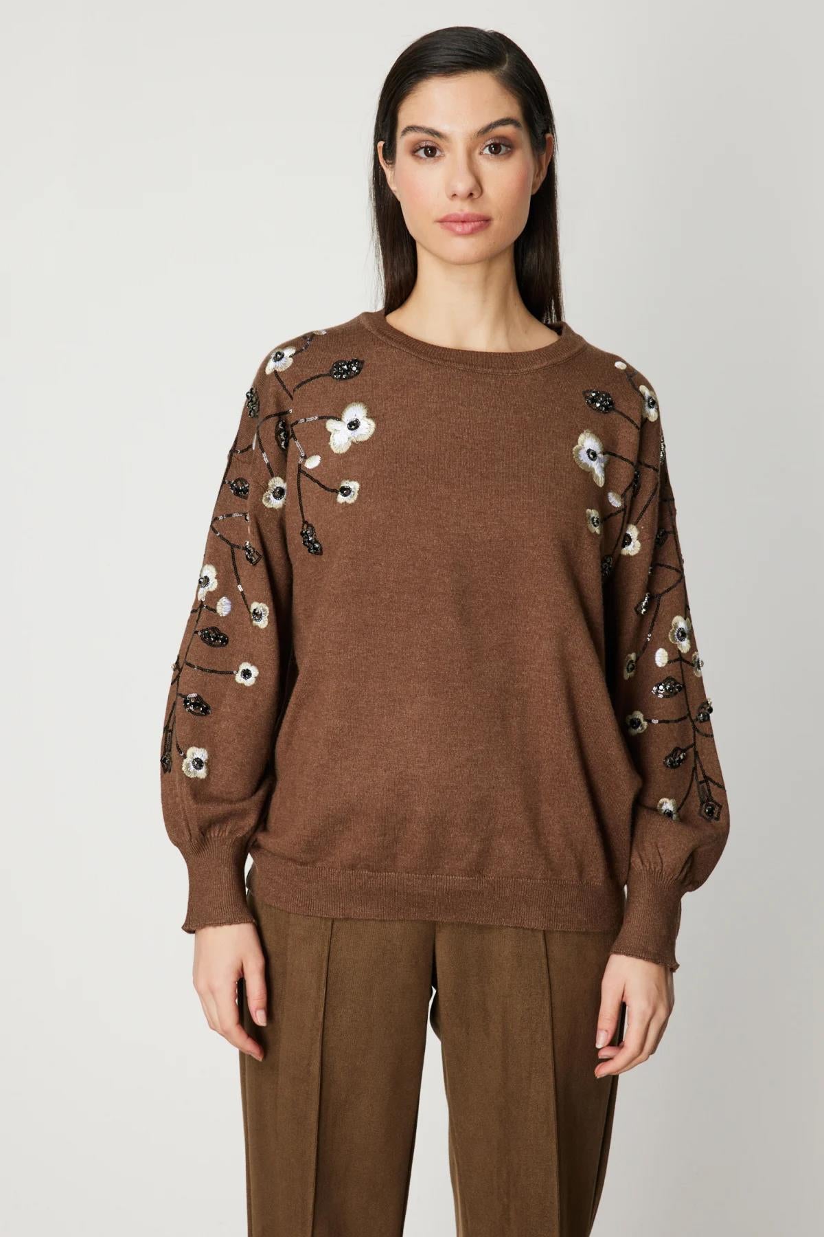 كنزة صوفية محبوكة بأكمام واسعة مطرزة بالزهور