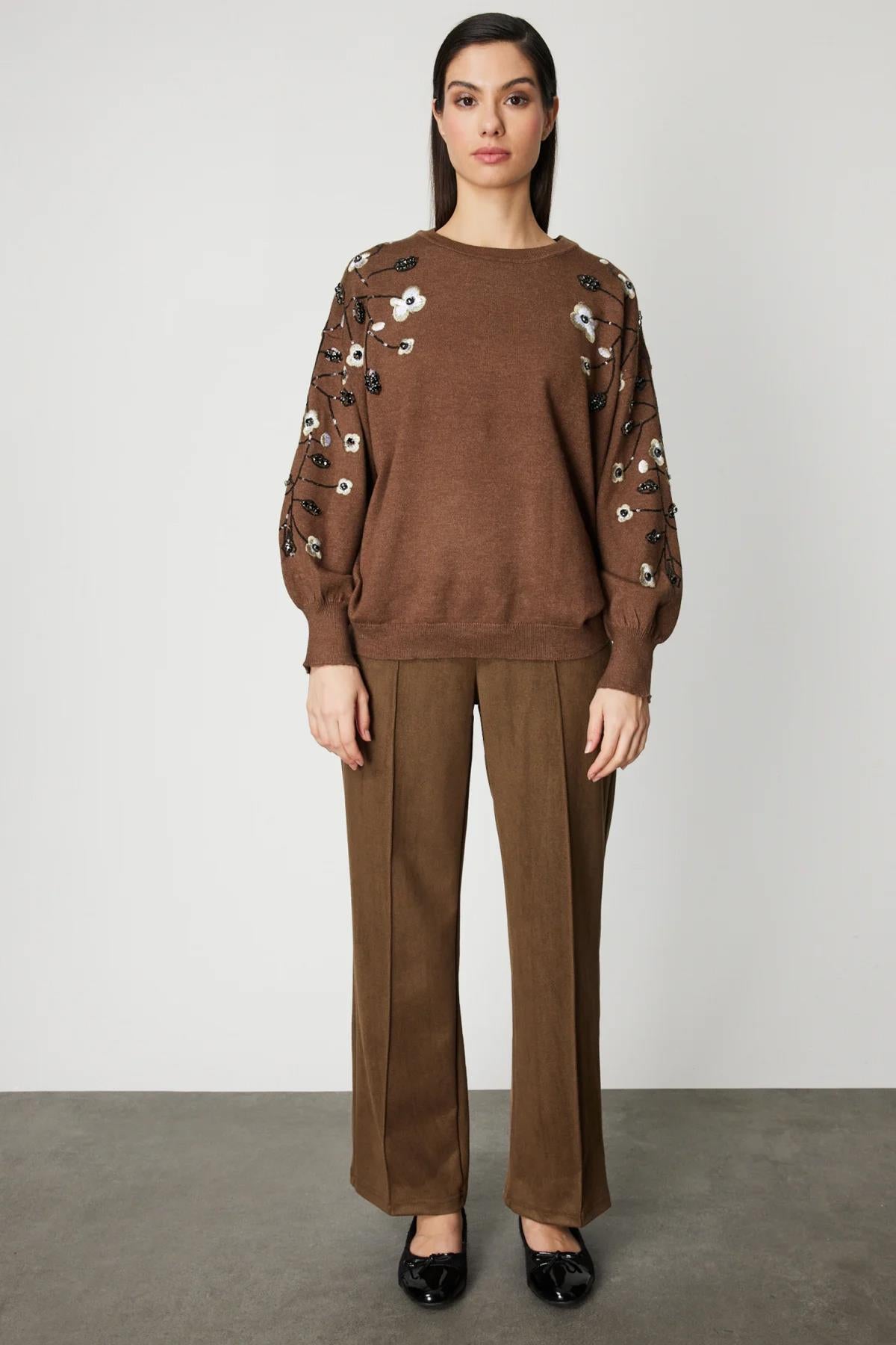 كنزة صوفية محبوكة بأكمام واسعة مطرزة بالزهور