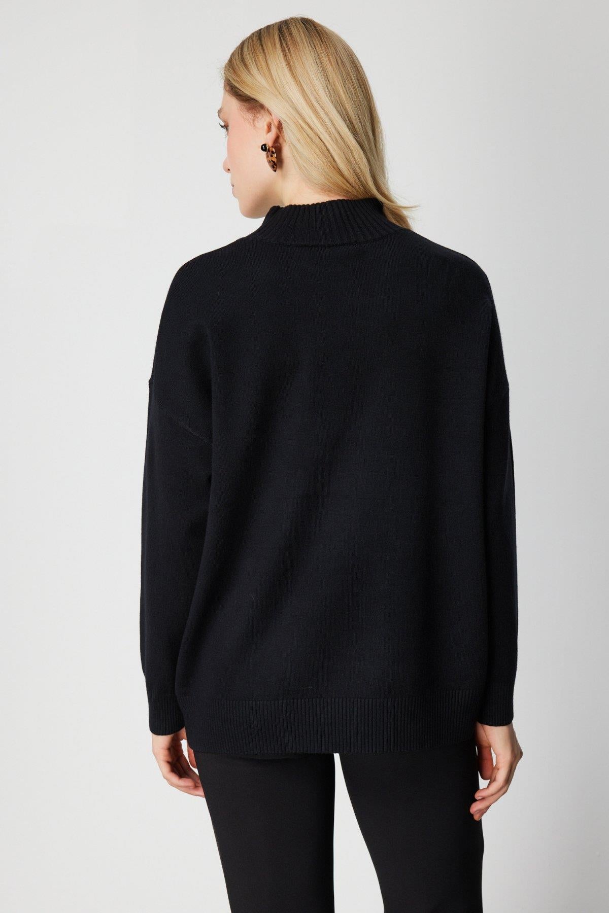 Süs Düğmeli Yarım Balıkçı Yaka Triko Kazak