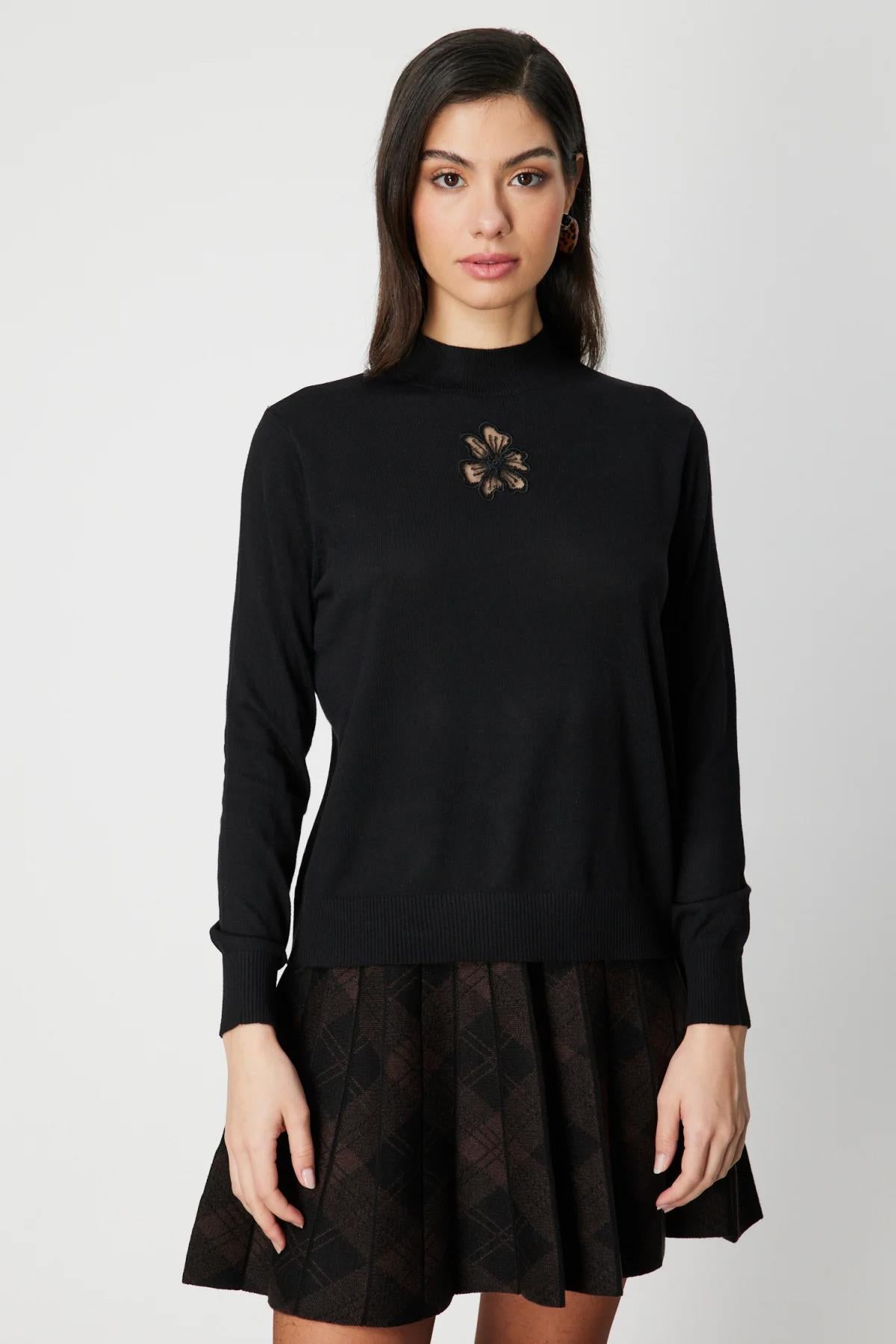 Çiçek İşlemeli Dik Yaka Triko Kazak