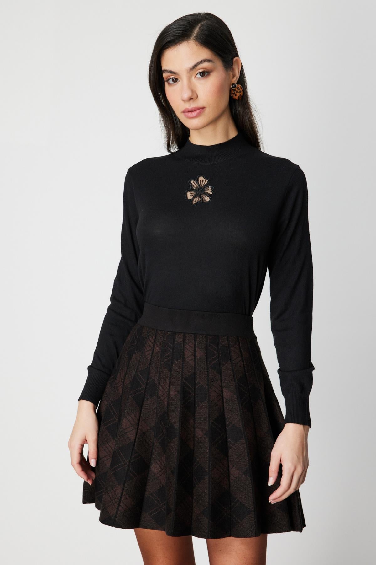 Çiçek İşlemeli Dik Yaka Triko Kazak