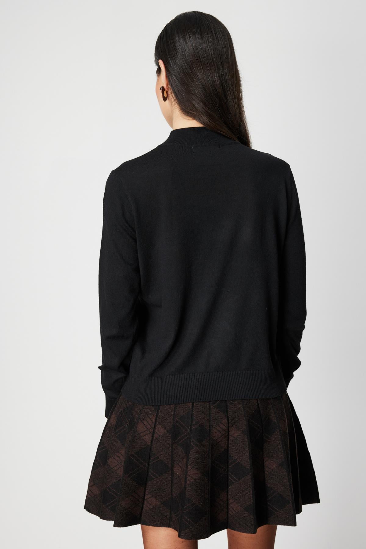 Çiçek İşlemeli Dik Yaka Triko Kazak