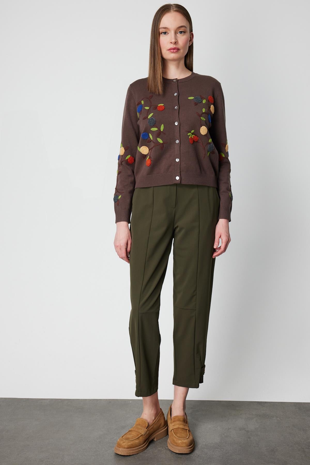 Sıfır Yaka İşlemeli Triko Hırka