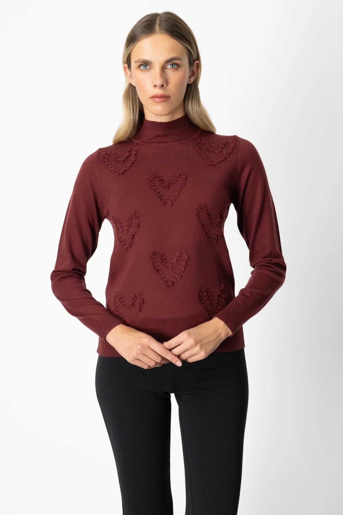 Dokulu Kalp Detaylı Dik Yaka Kazak