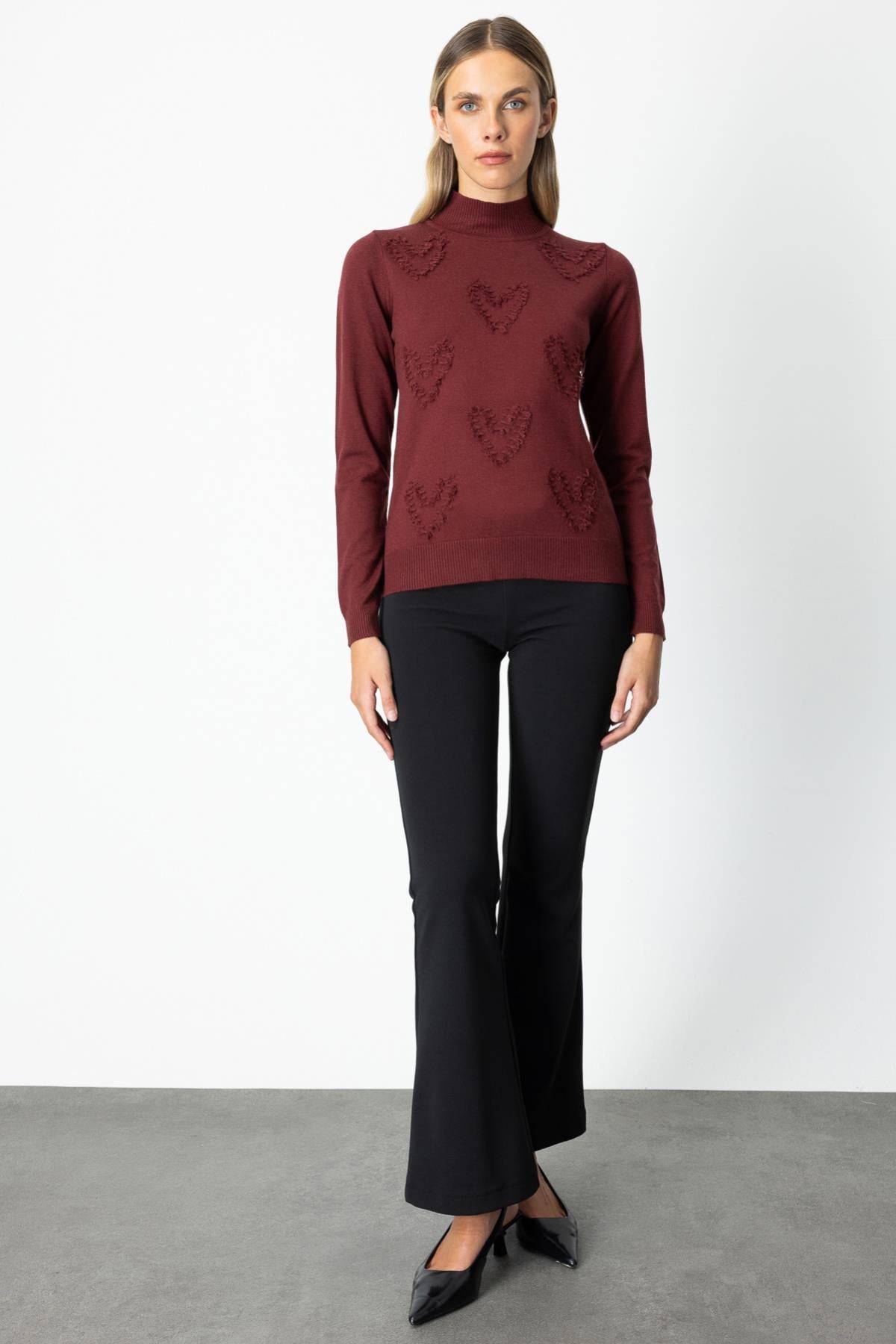 Dokulu Kalp Detaylı Dik Yaka Kazak