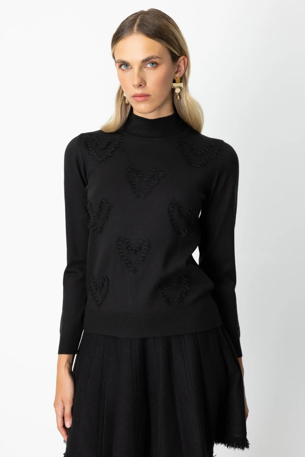 Dokulu Kalp Detaylı Dik Yaka Kazak