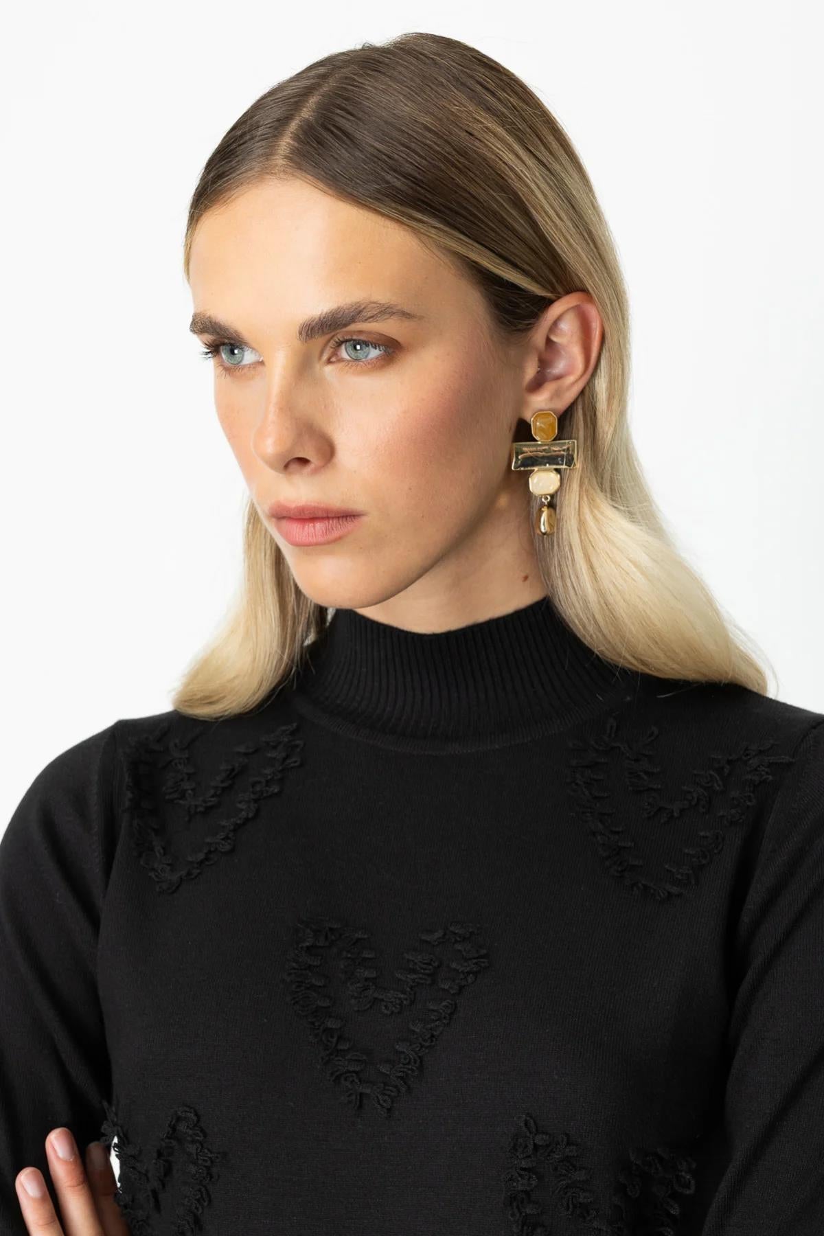 Dokulu Kalp Detaylı Dik Yaka Kazak