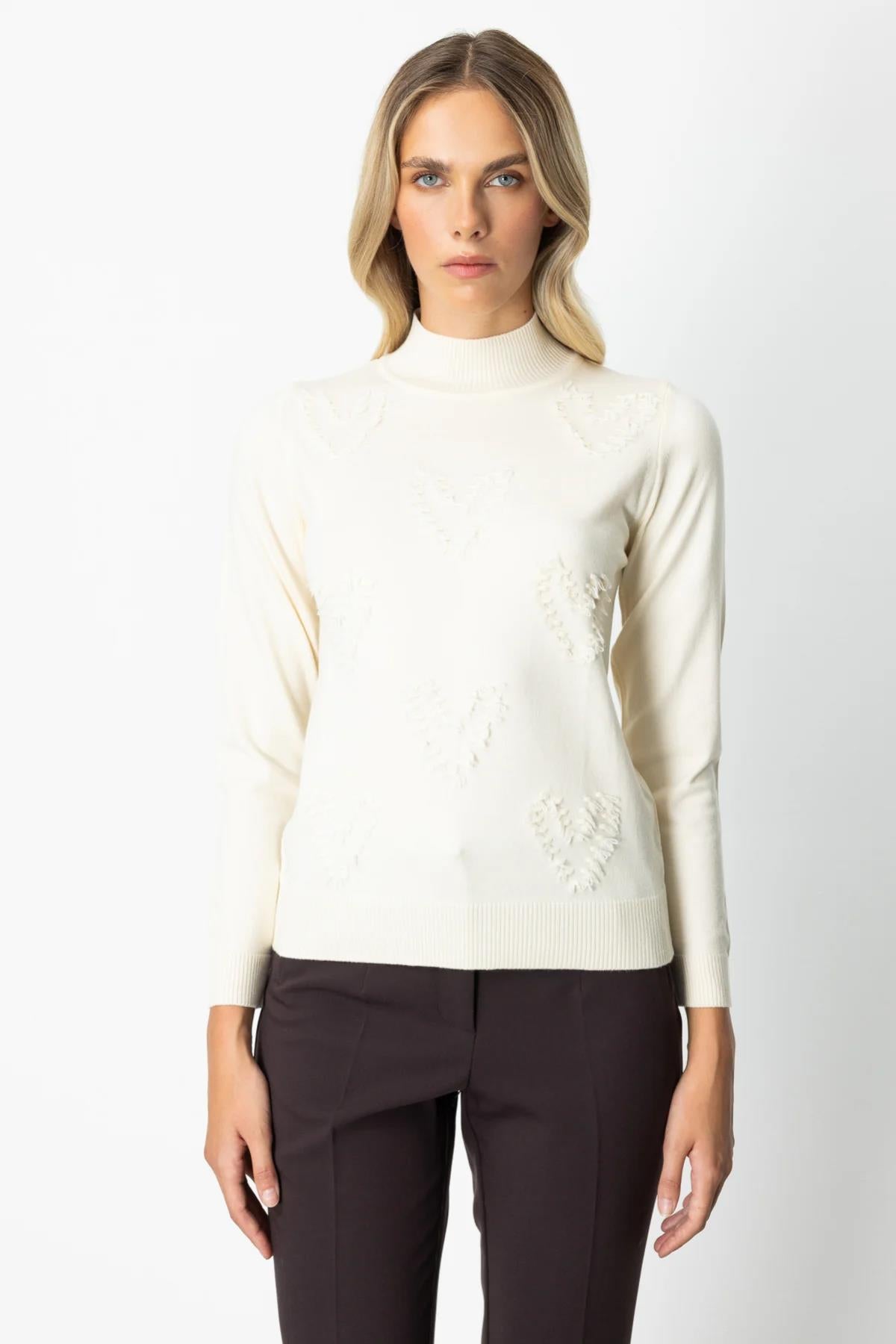 Dokulu Kalp Detaylı Dik Yaka Kazak