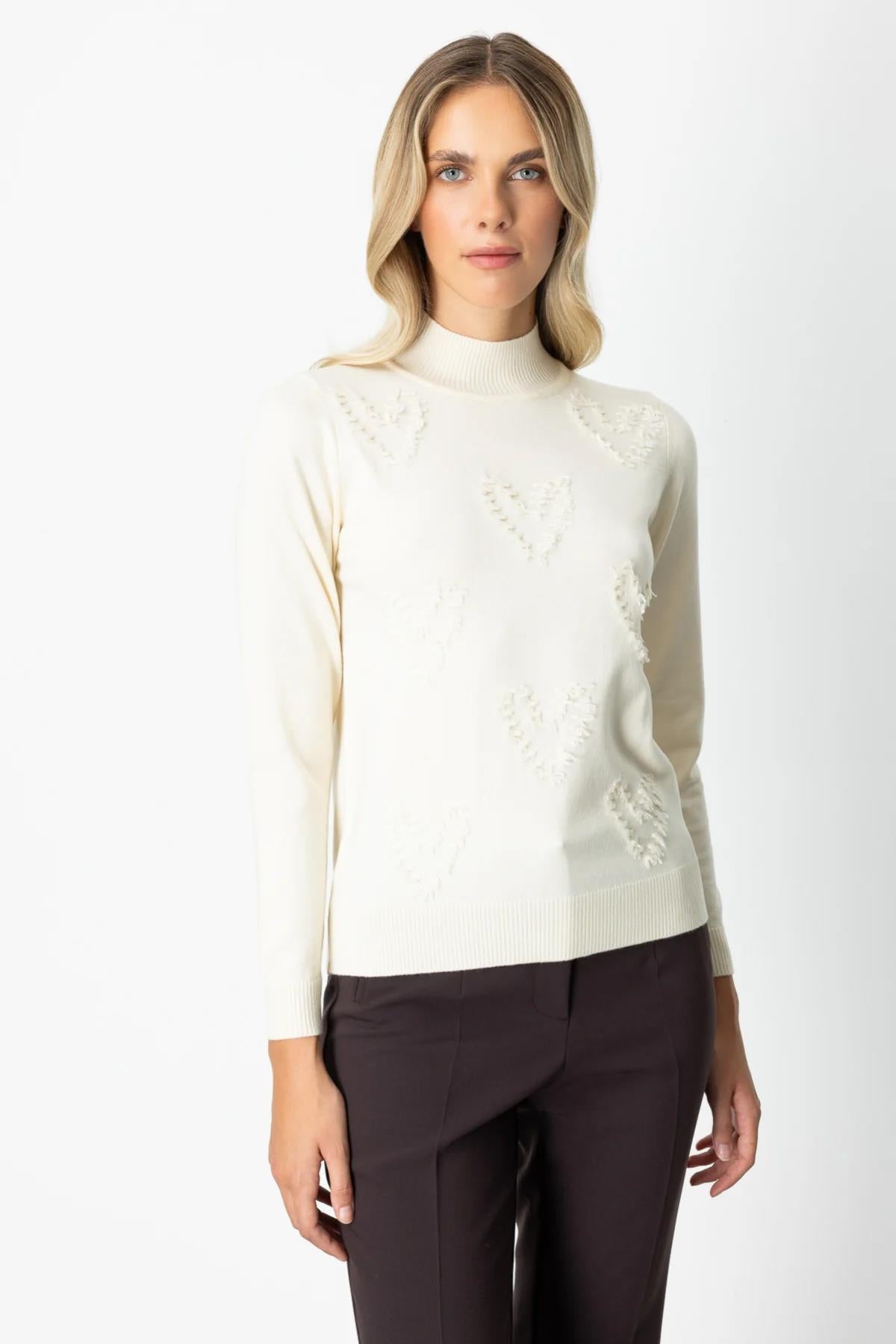 Dokulu Kalp Detaylı Dik Yaka Kazak