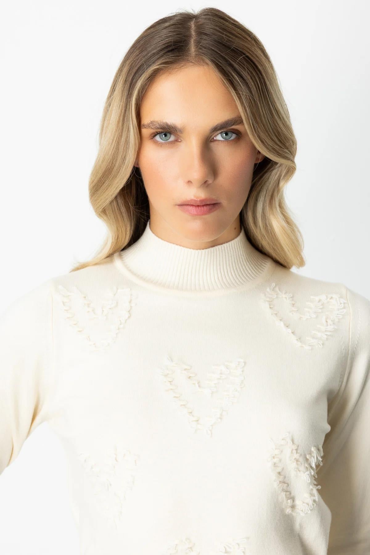 Dokulu Kalp Detaylı Dik Yaka Kazak