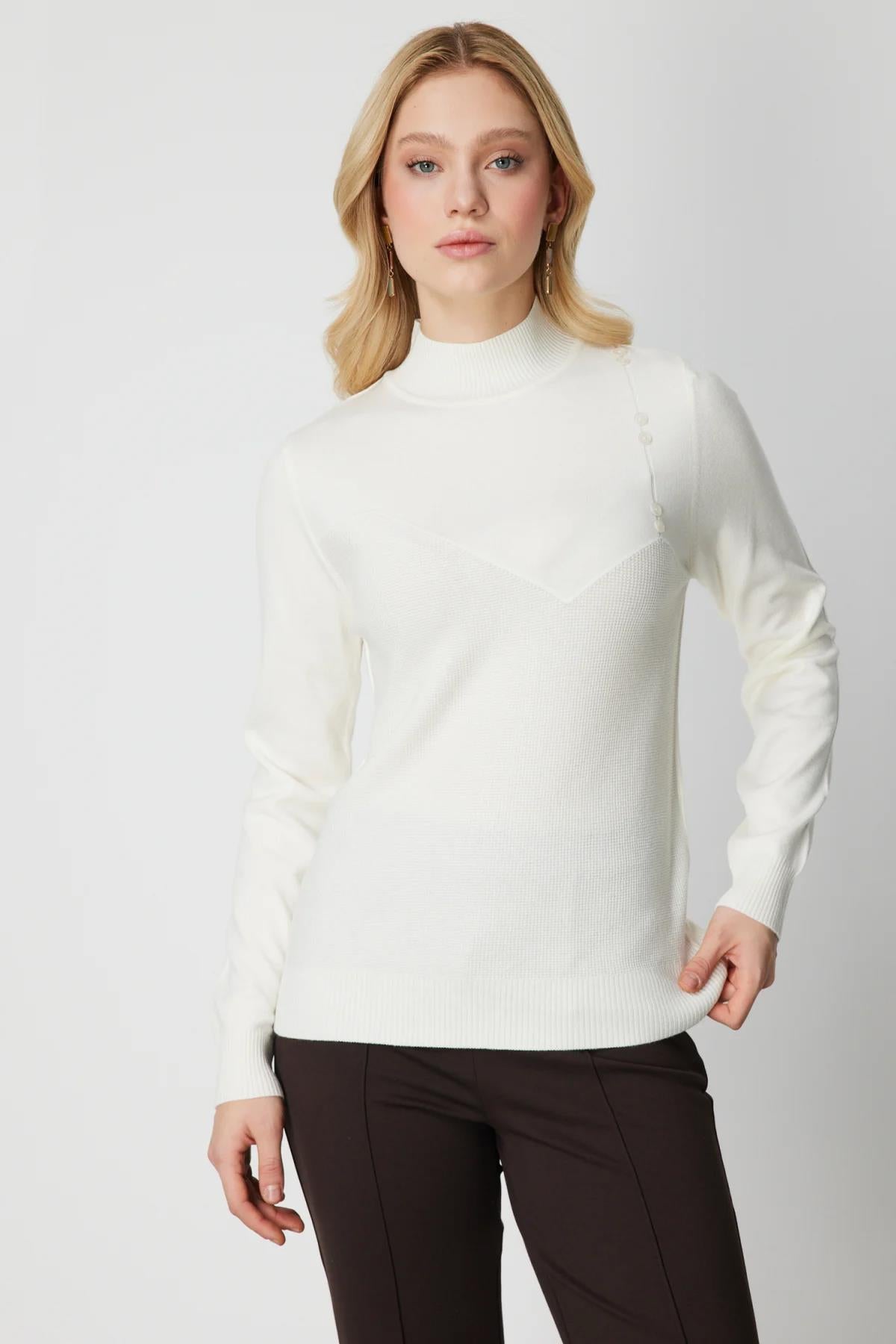 Omzu Düğme Detaylı Dik Yaka Triko Kazak