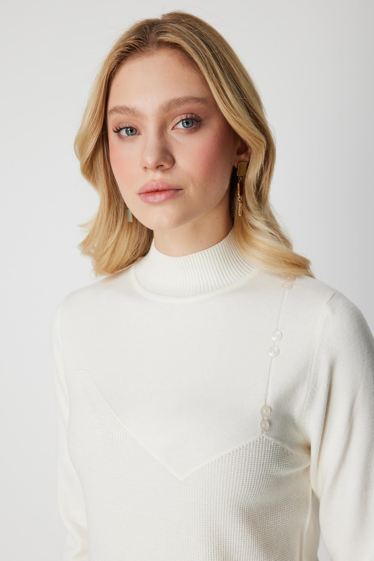 Omzu Düğme Detaylı Dik Yaka Triko Kazak