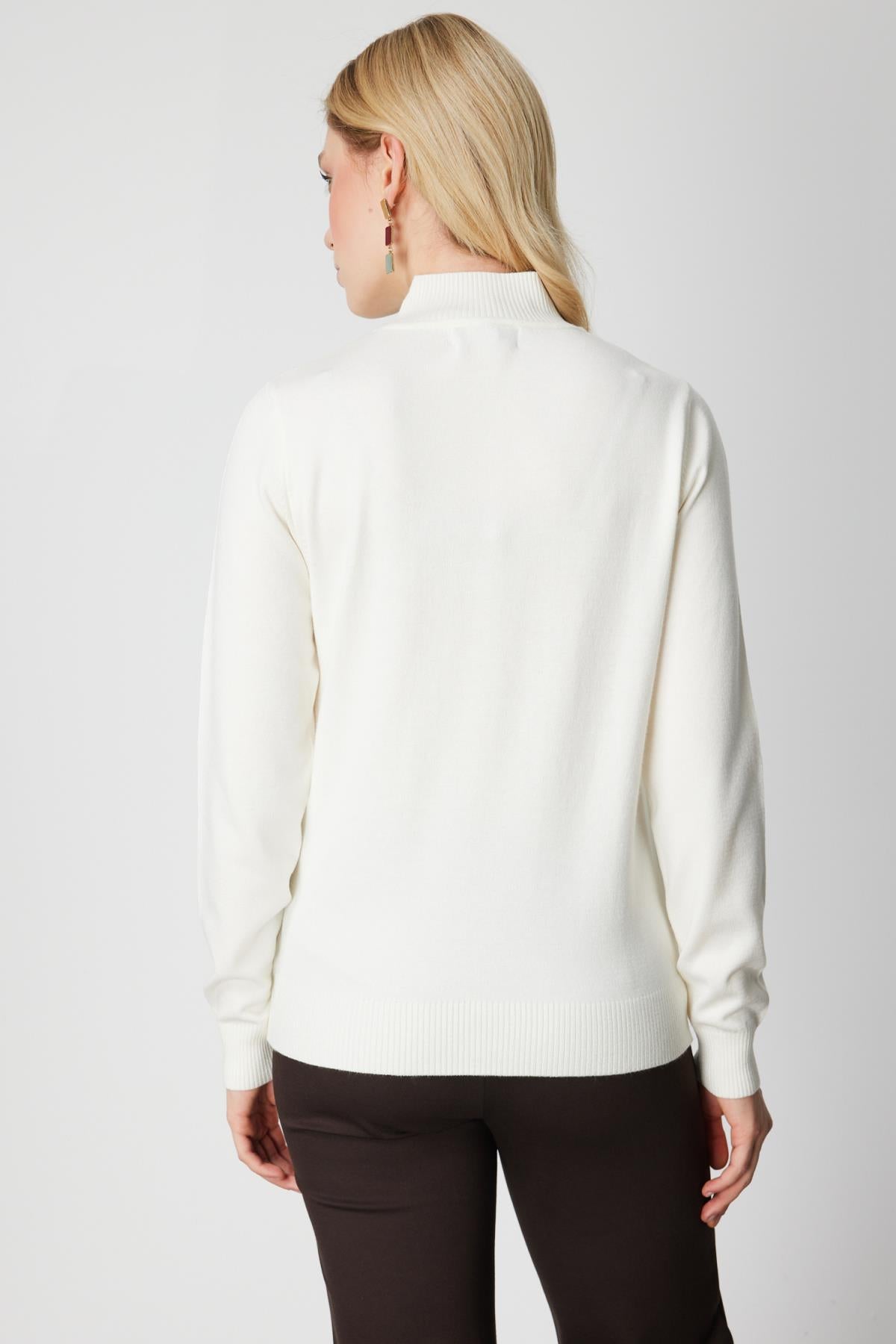 Omzu Düğme Detaylı Dik Yaka Triko Kazak