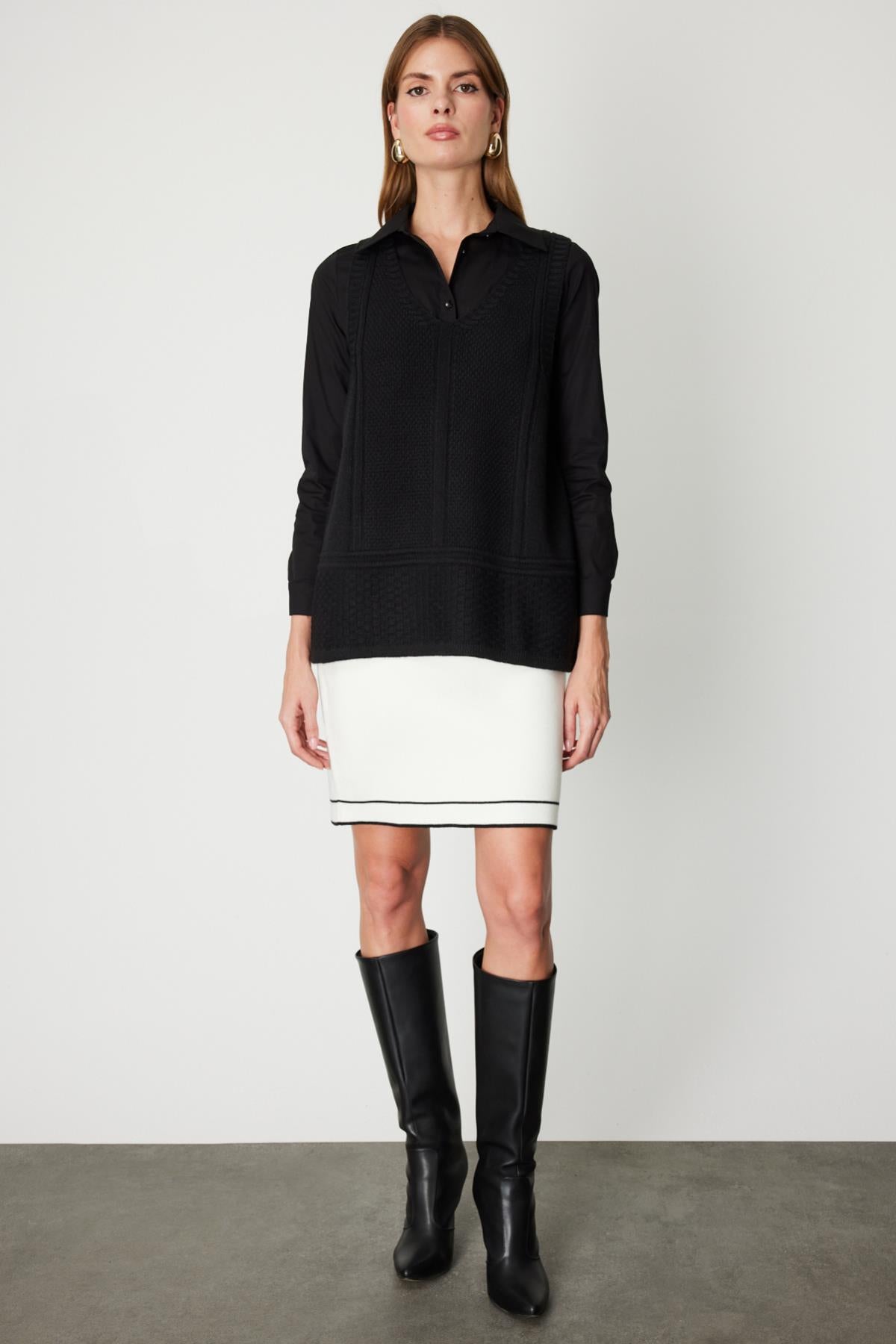 Dokulu Örgü Detaylı Siyah V Yaka Triko Süveter