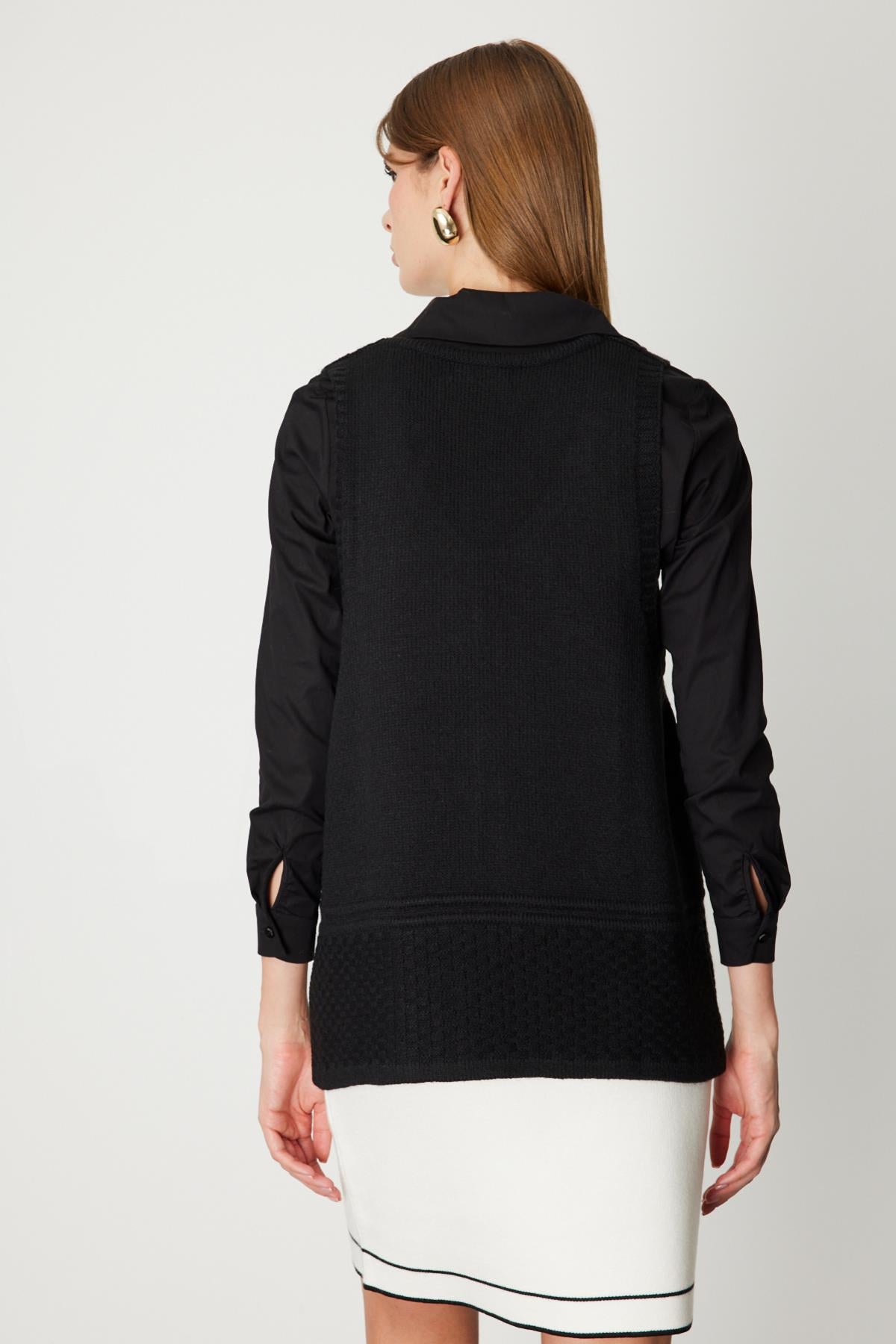 Dokulu Örgü Detaylı Siyah V Yaka Triko Süveter