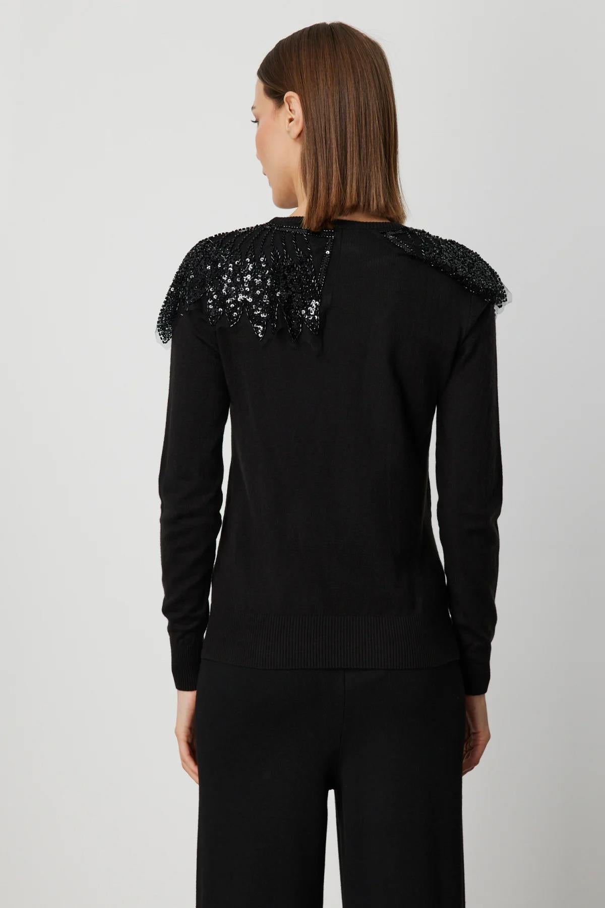 Yakası Tüllü Taş İşlemeli Triko Kazak