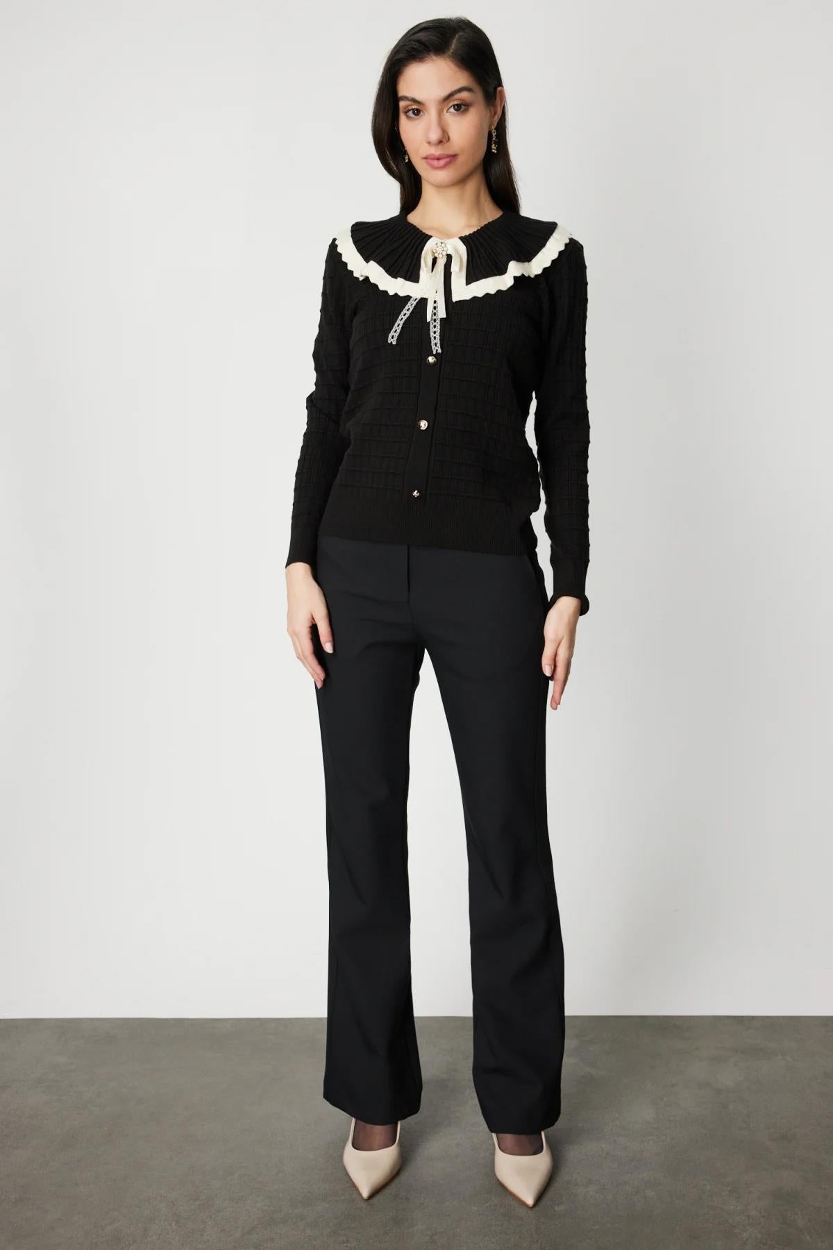 Yakası Aksesuarlı Düğmeli Triko Kazak