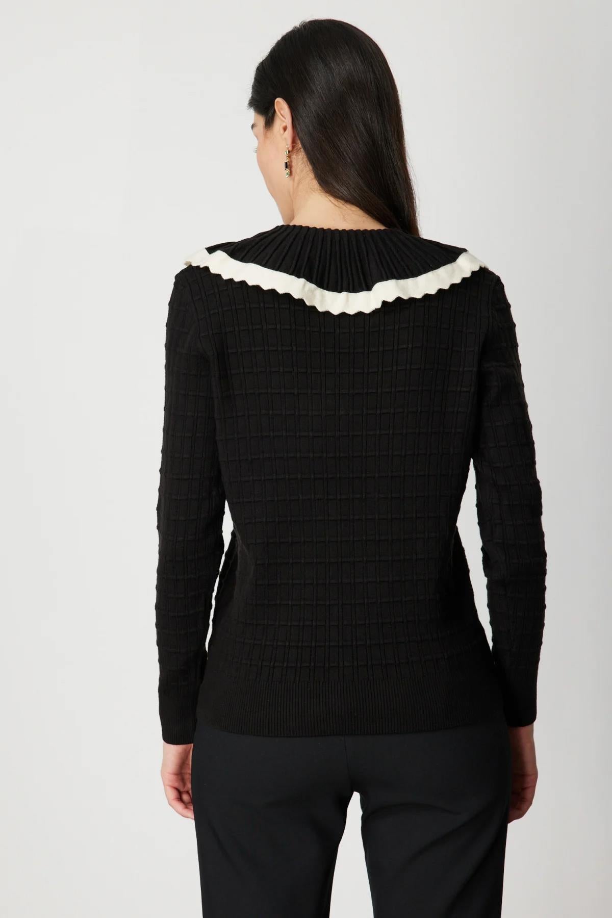 Yakası Aksesuarlı Düğmeli Triko Kazak