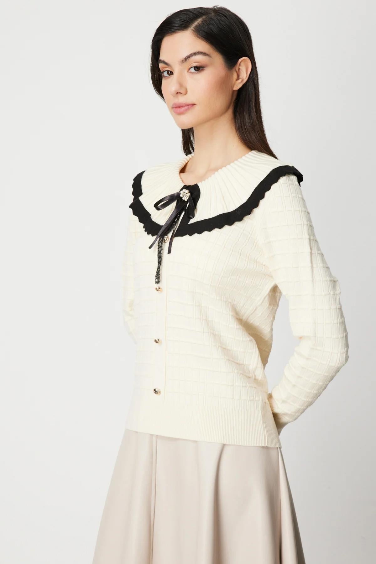 Yakası Aksesuarlı Düğmeli Triko Kazak