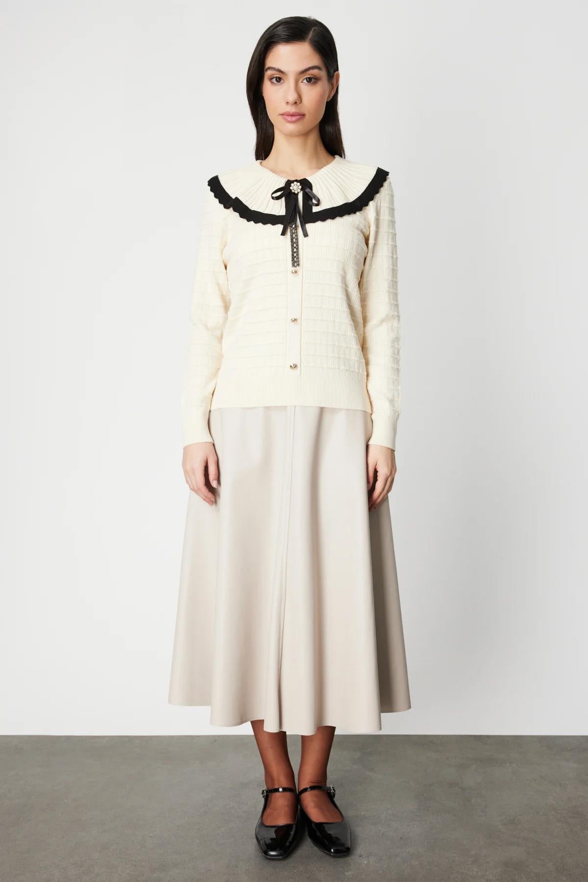 Yakası Aksesuarlı Düğmeli Triko Kazak