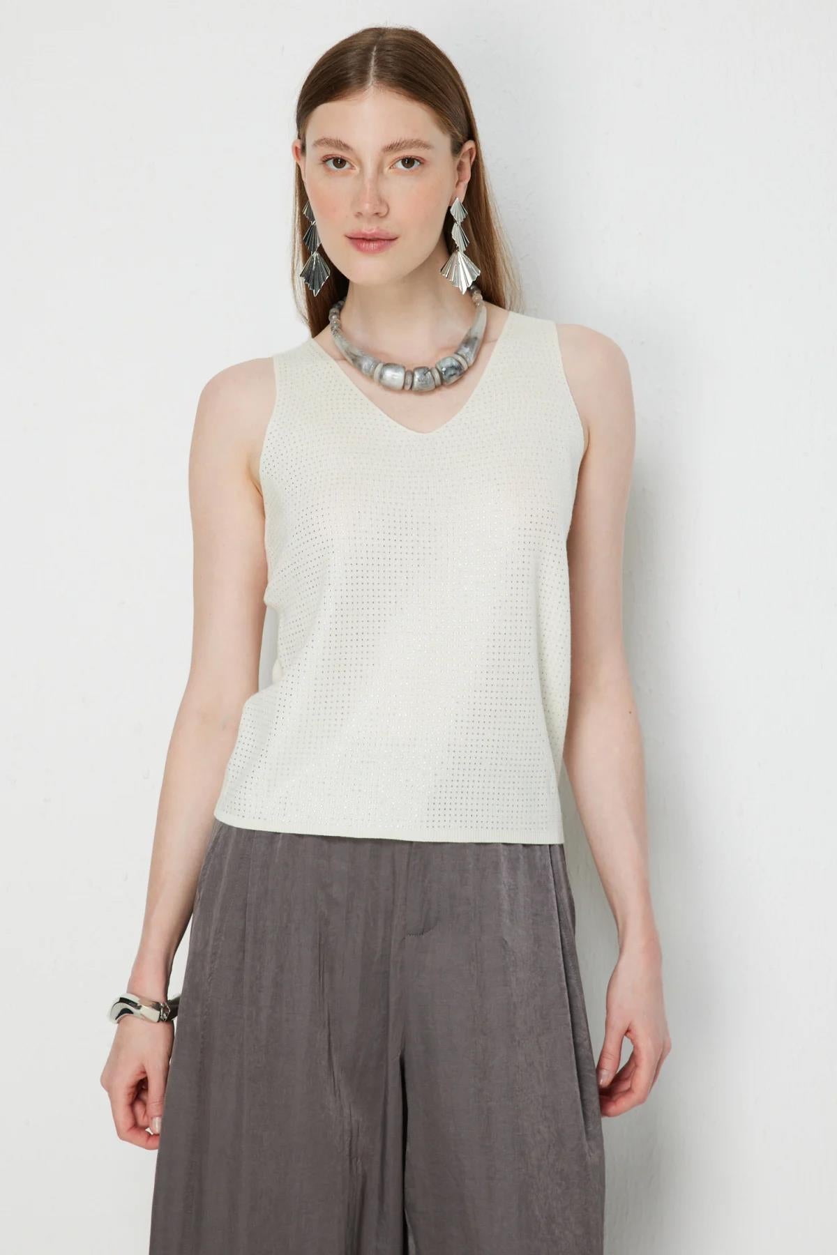 V Yaka Taş İşlemeli Kolsuz Bluz