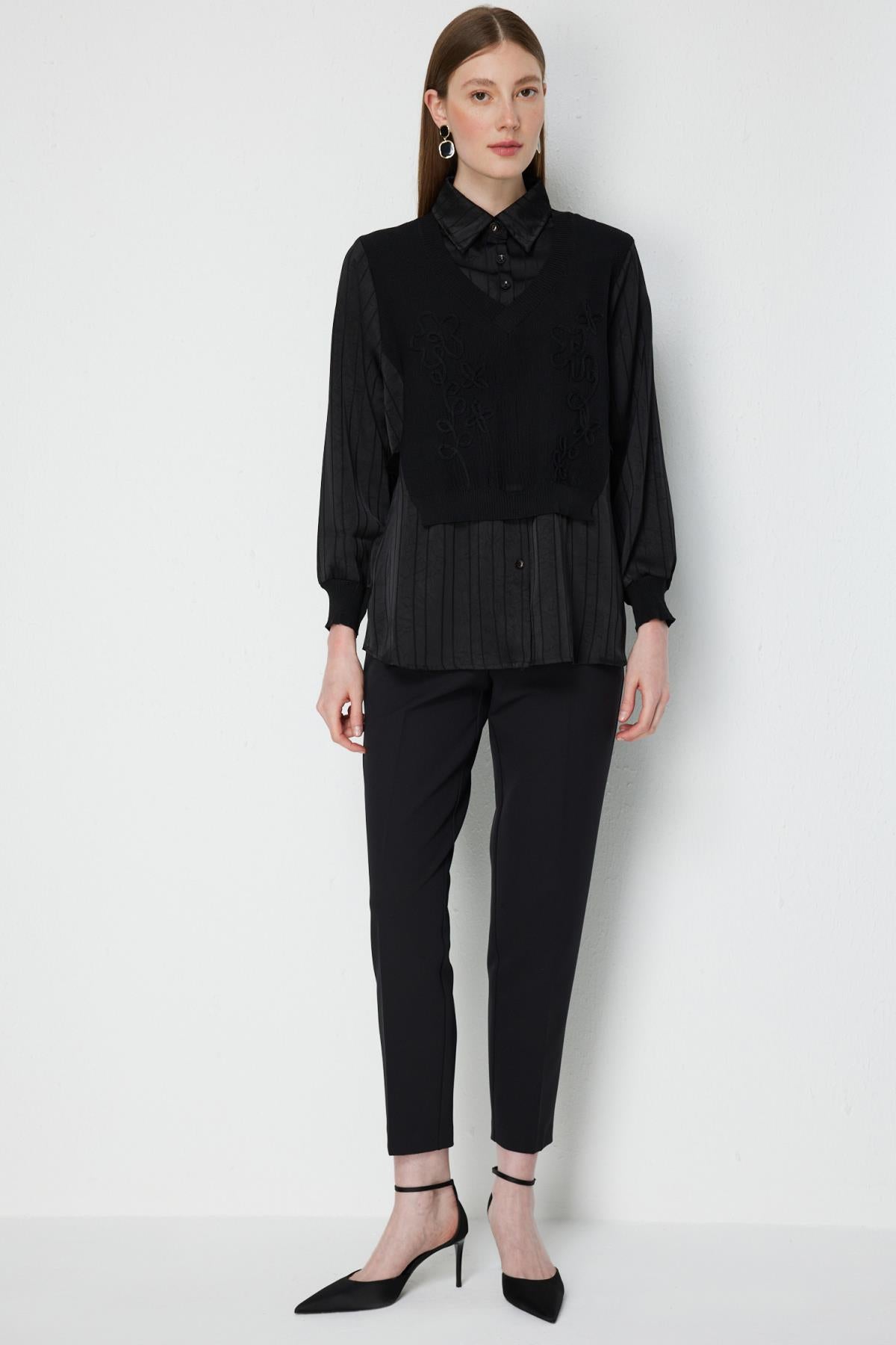 Nakış Detaylı Süveter Görünümlü Bluz