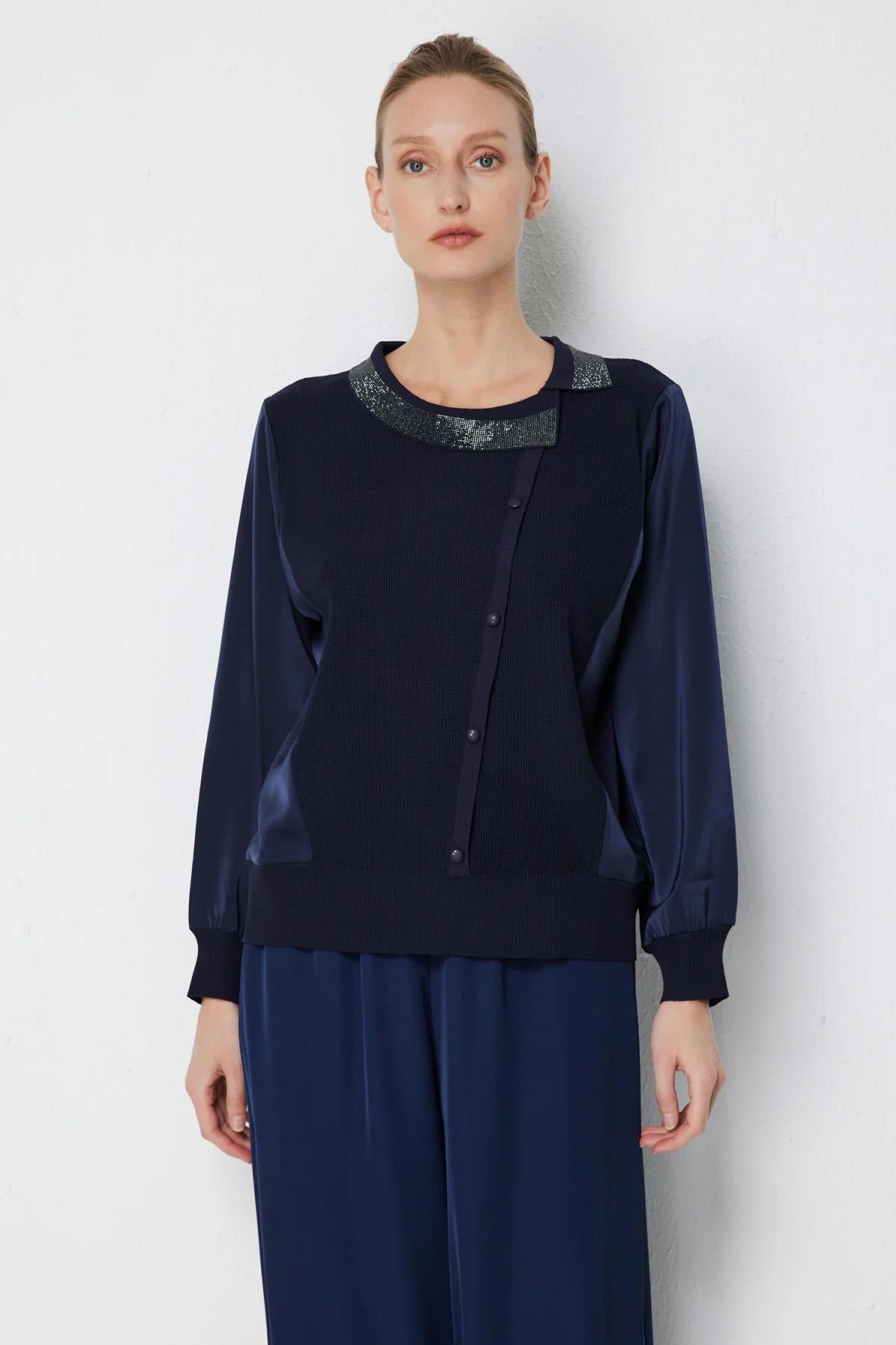 Yakası Taş İşlemeli Süs Düğmeli Bluz