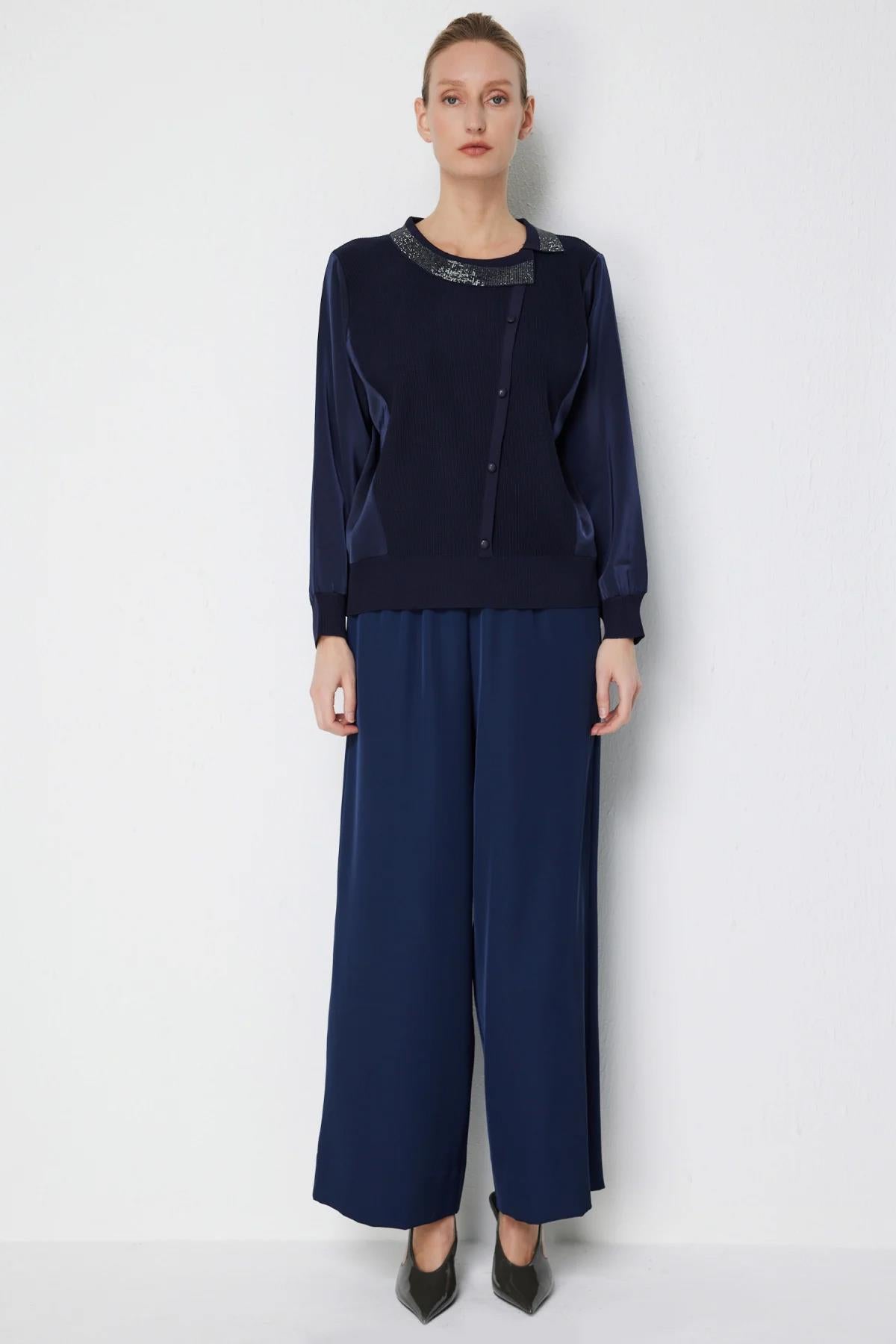 Yakası Taş İşlemeli Süs Düğmeli Bluz