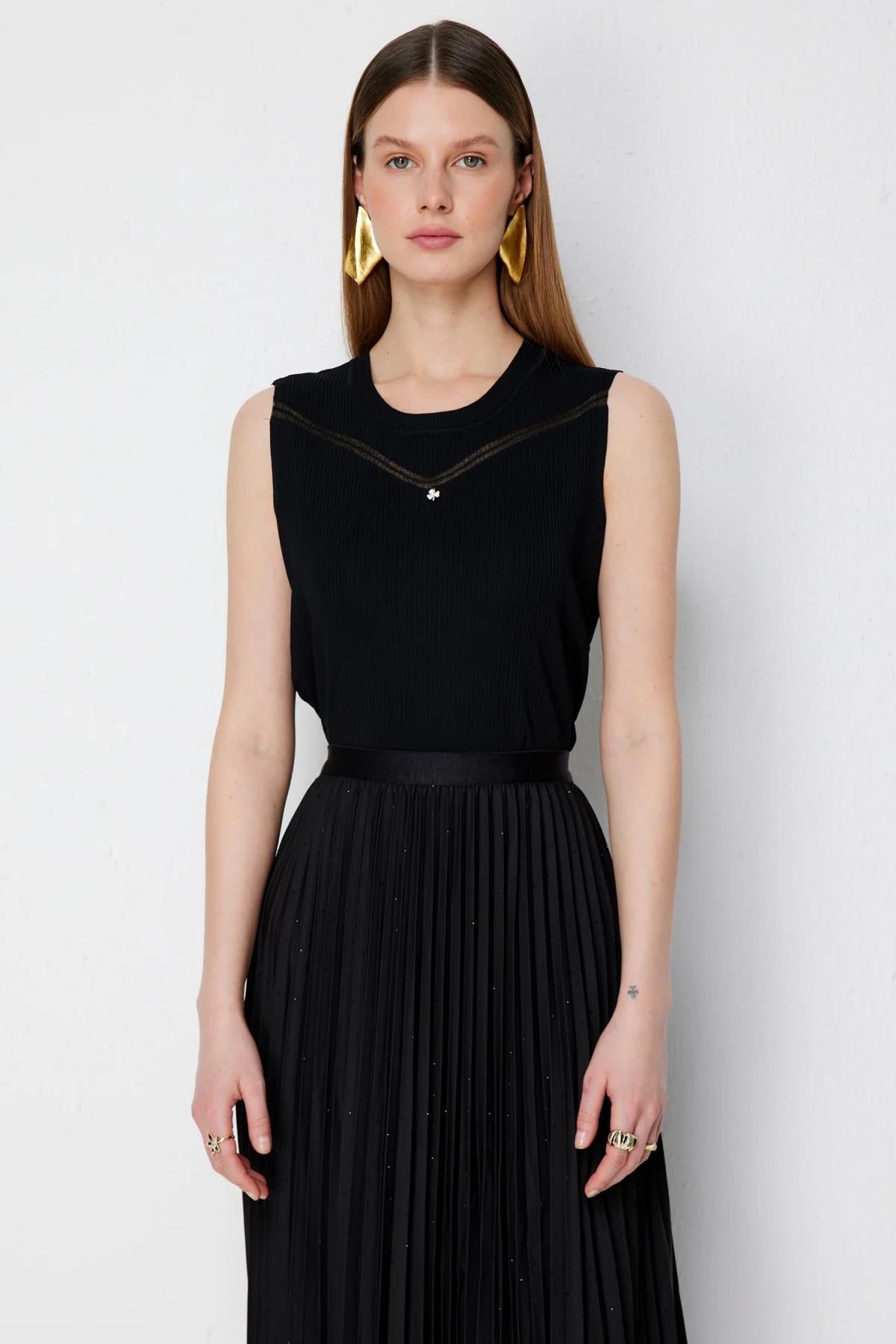 Yakası Desenli Kolsuz Bluz