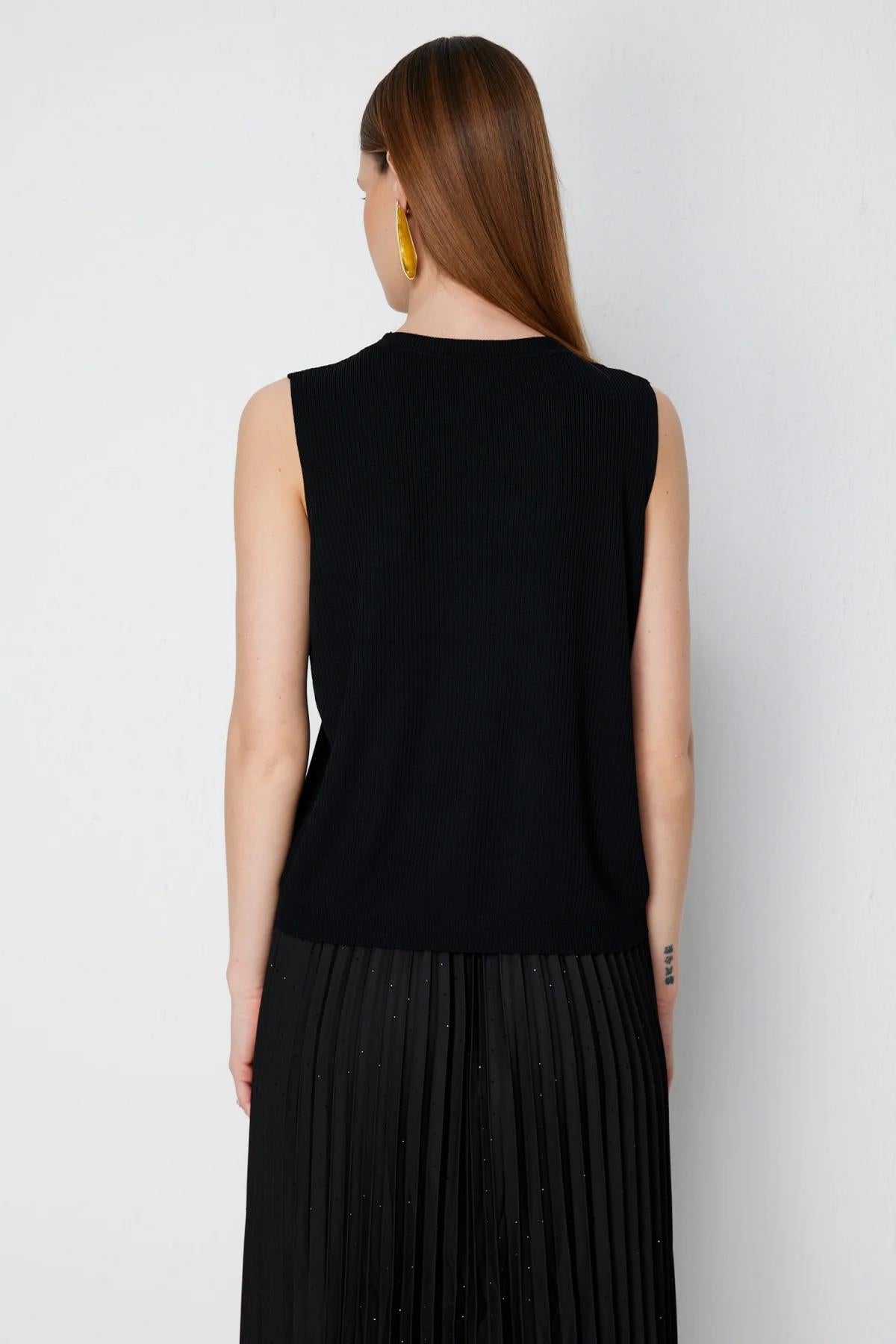 Yakası Desenli Kolsuz Bluz