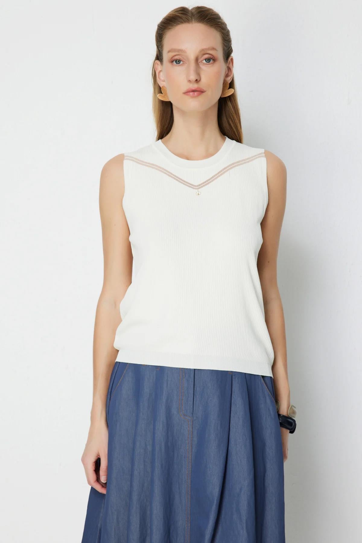 Yakası Desenli Kolsuz Bluz