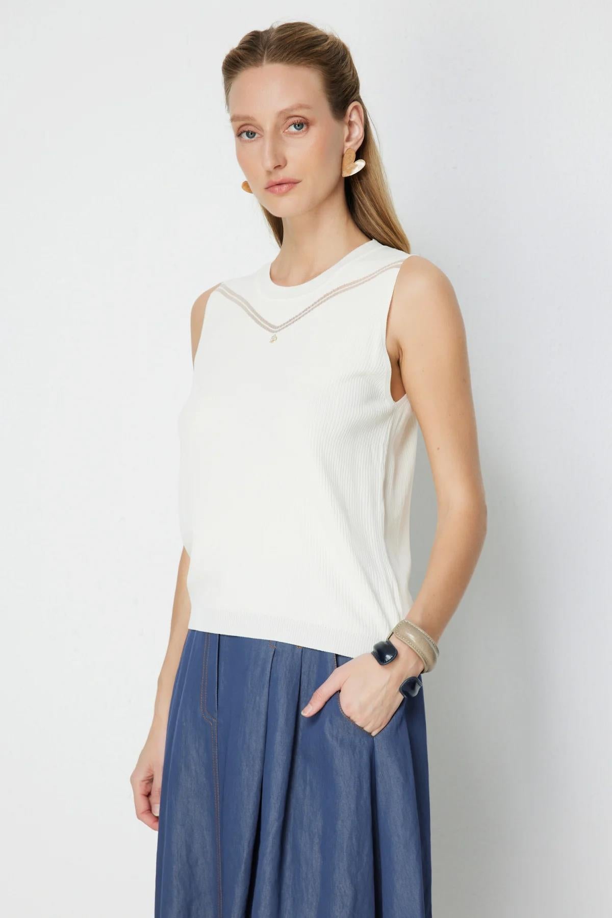 Yakası Desenli Kolsuz Bluz