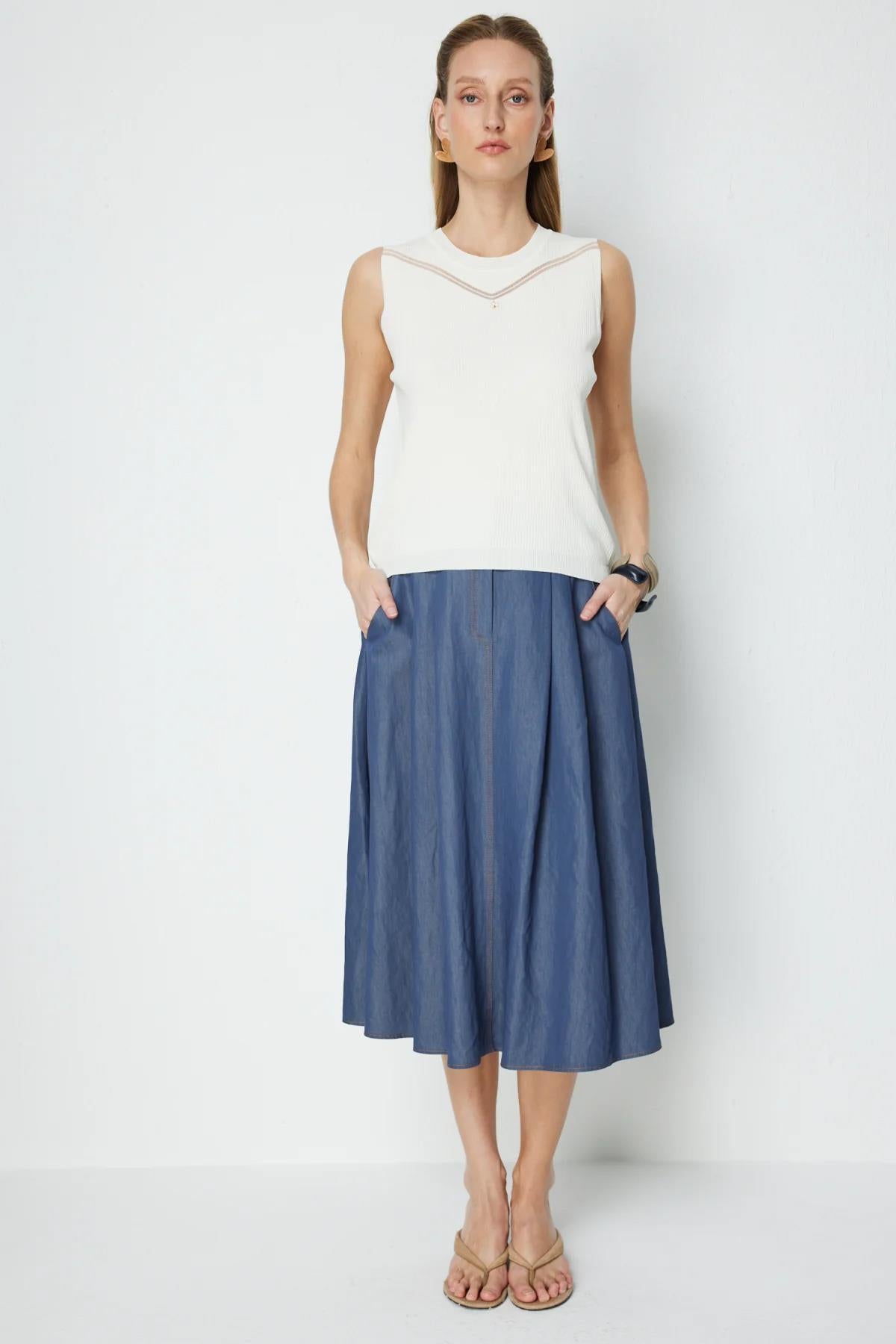 Yakası Desenli Kolsuz Bluz