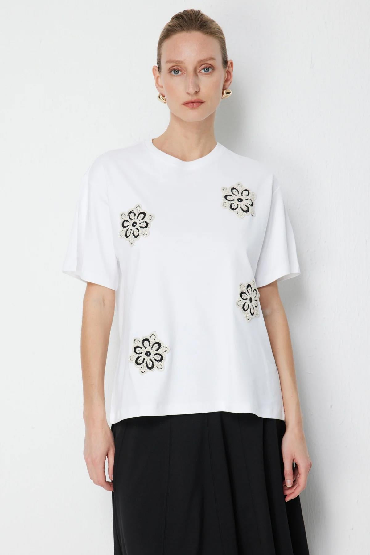 Çiçek İşlemeli Sıfır Yaka Kısa Kollu Bluz