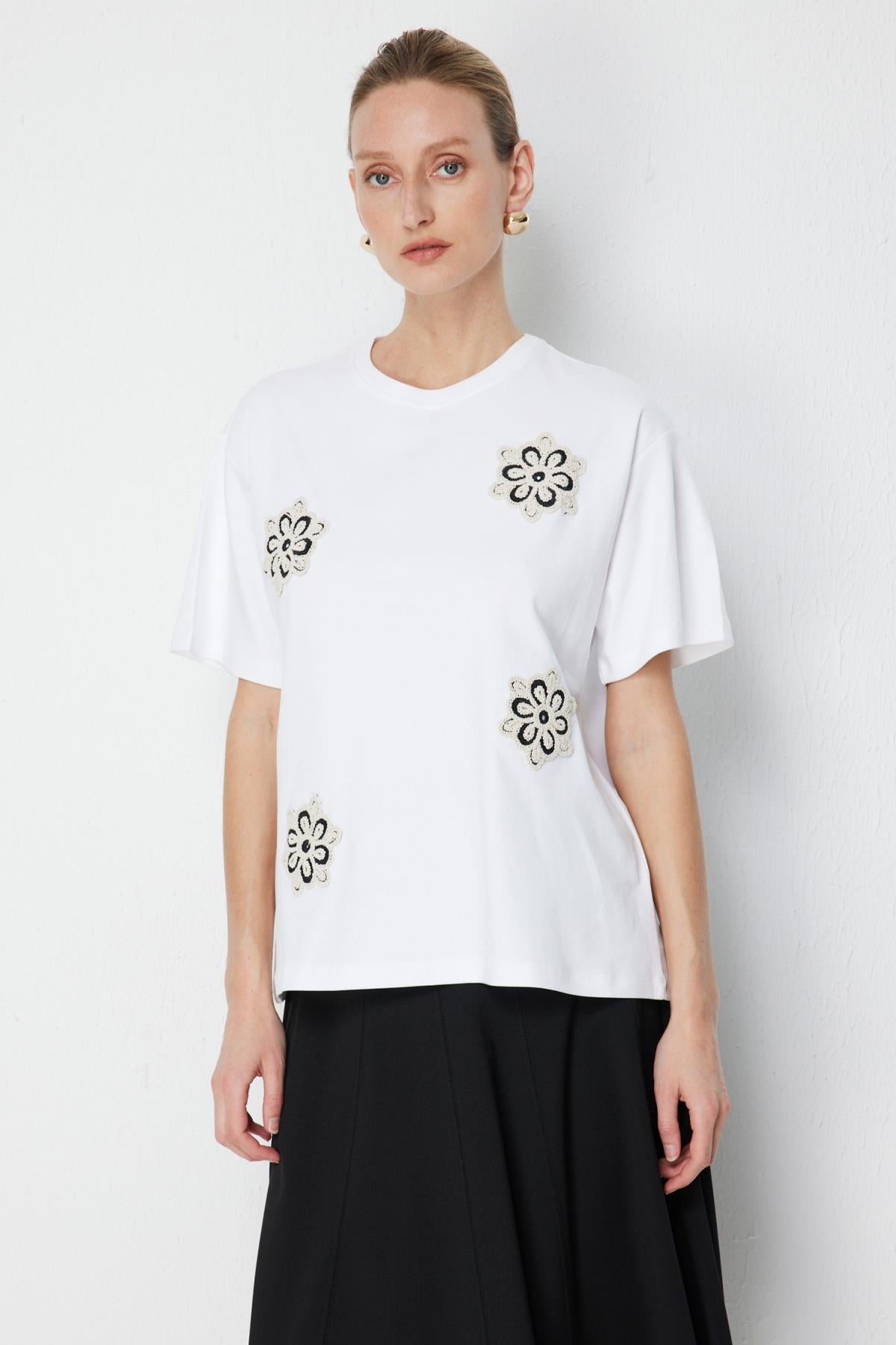 Çiçek İşlemeli Sıfır Yaka Kısa Kollu Bluz