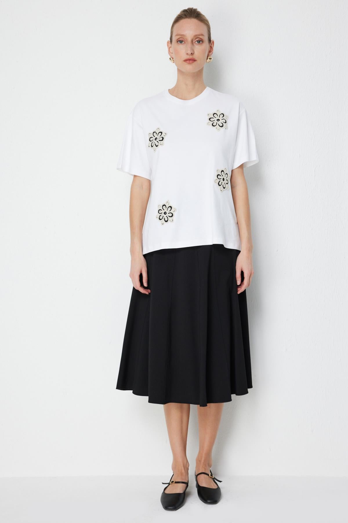 Çiçek İşlemeli Sıfır Yaka Kısa Kollu Bluz