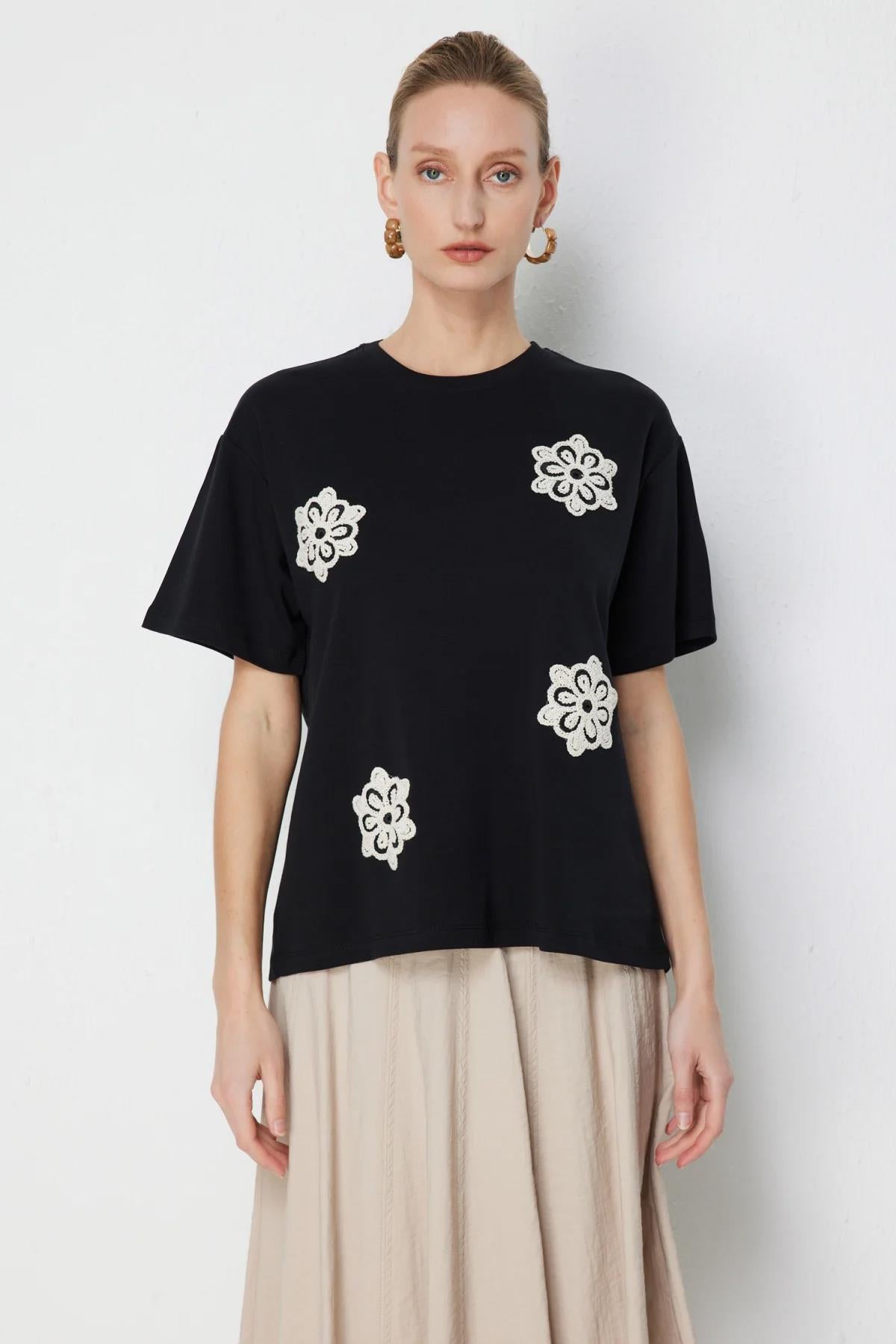 Çiçek İşlemeli Sıfır Yaka Kısa Kollu Bluz