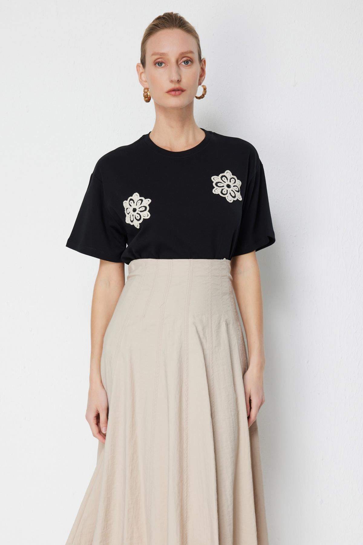 Çiçek İşlemeli Sıfır Yaka Kısa Kollu Bluz