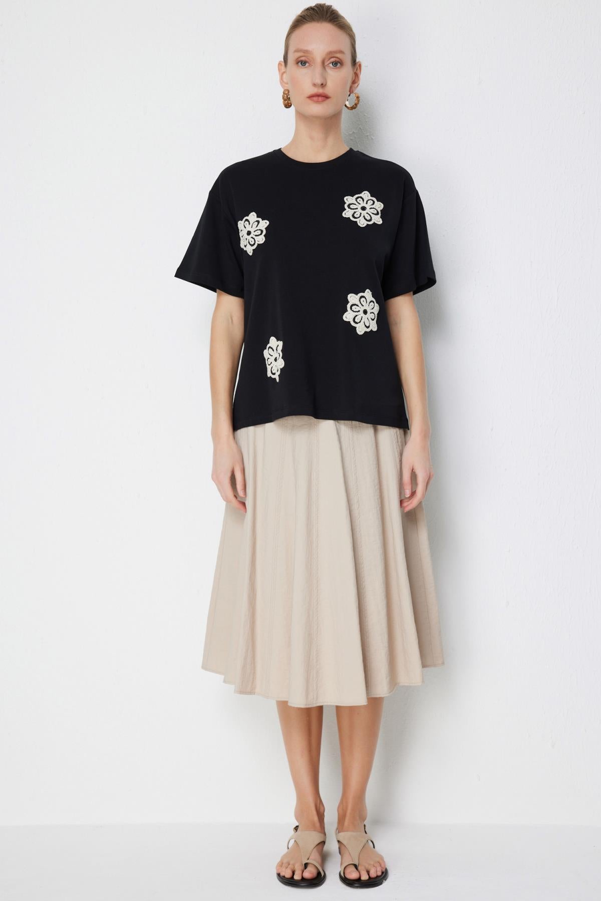 Çiçek İşlemeli Sıfır Yaka Kısa Kollu Bluz