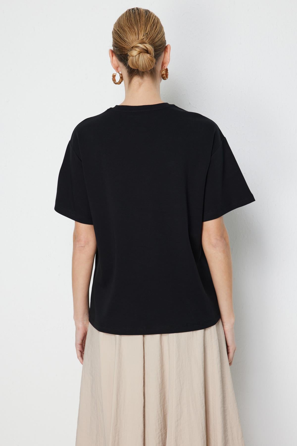 Çiçek İşlemeli Sıfır Yaka Kısa Kollu Bluz